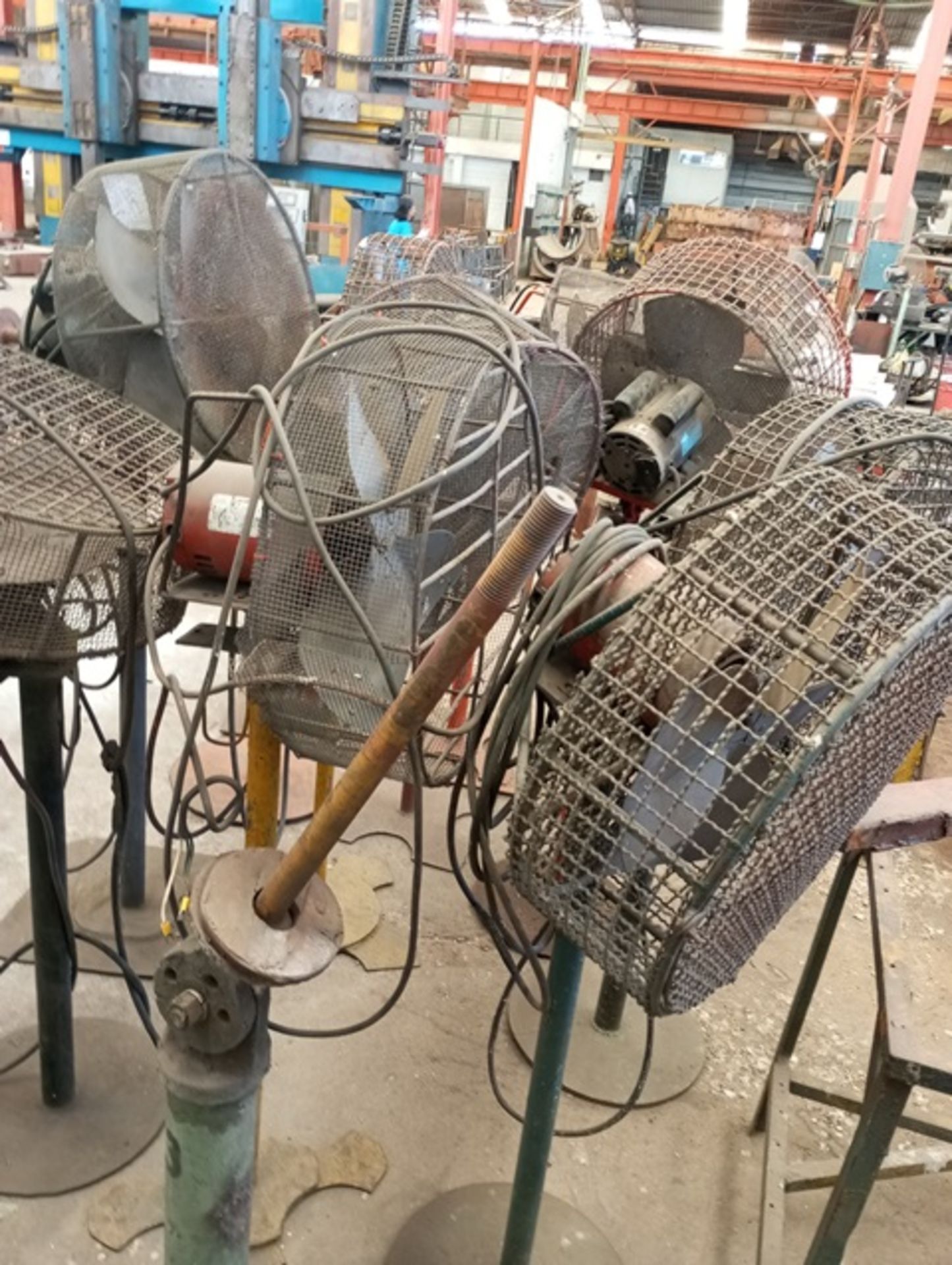 LOT OF: (11) PEDESTAL FANS - Bild 3 aus 3