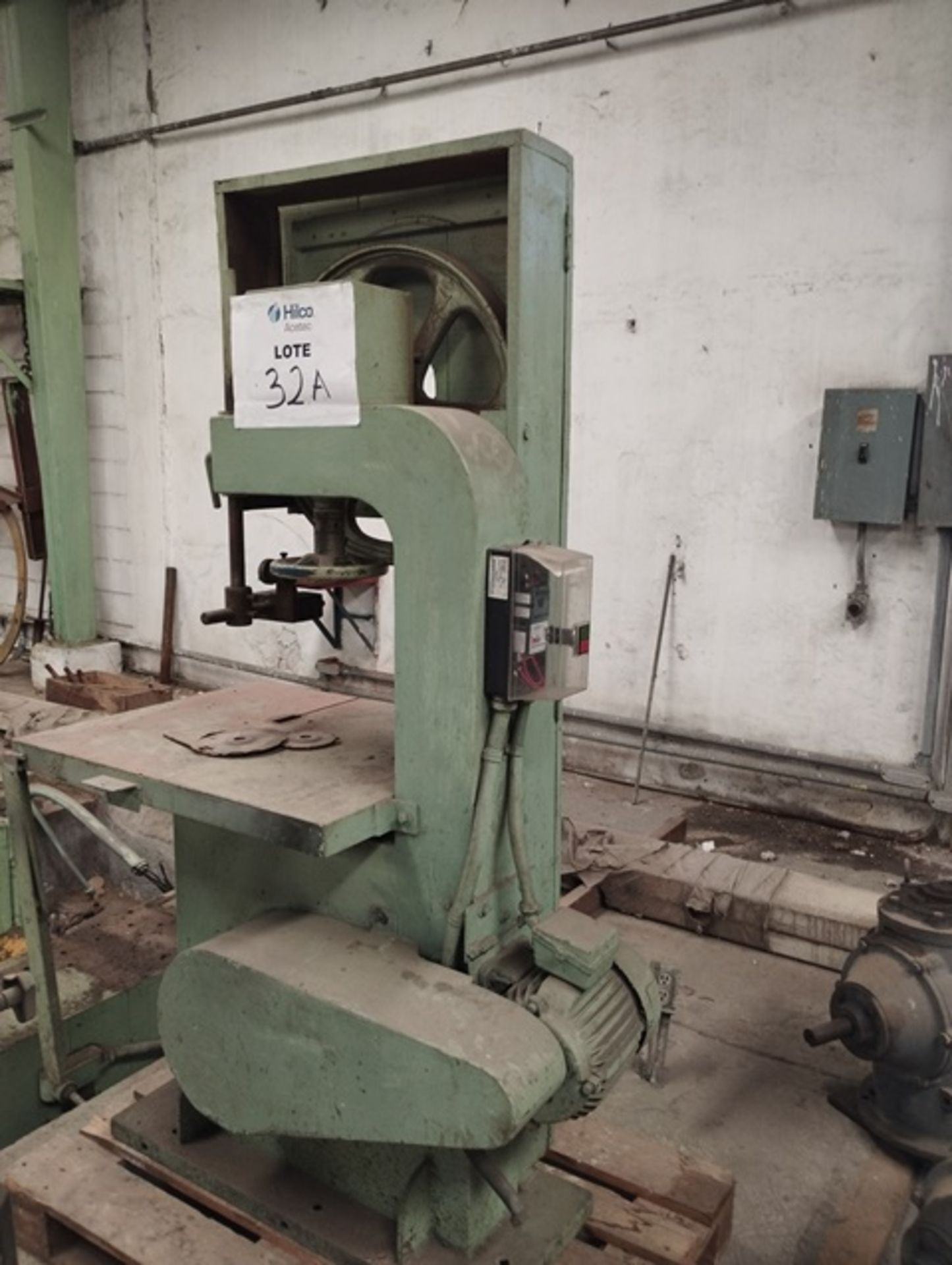 VERTICAL BAND SAW FOR WOOD