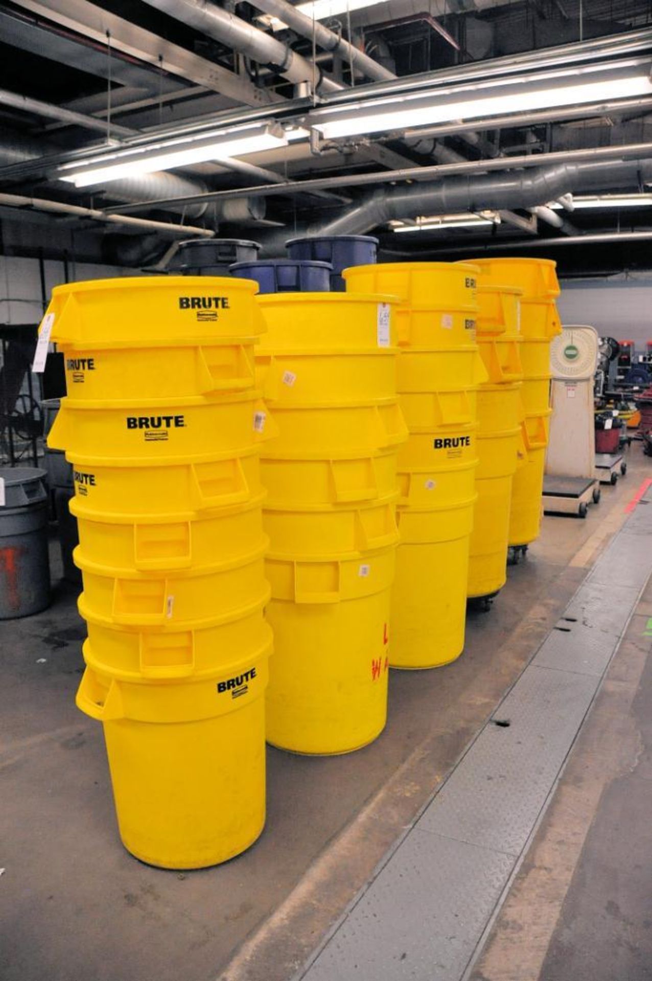 Lot - Rubbermaid Brute Yellow Waste Cans in (1) Row