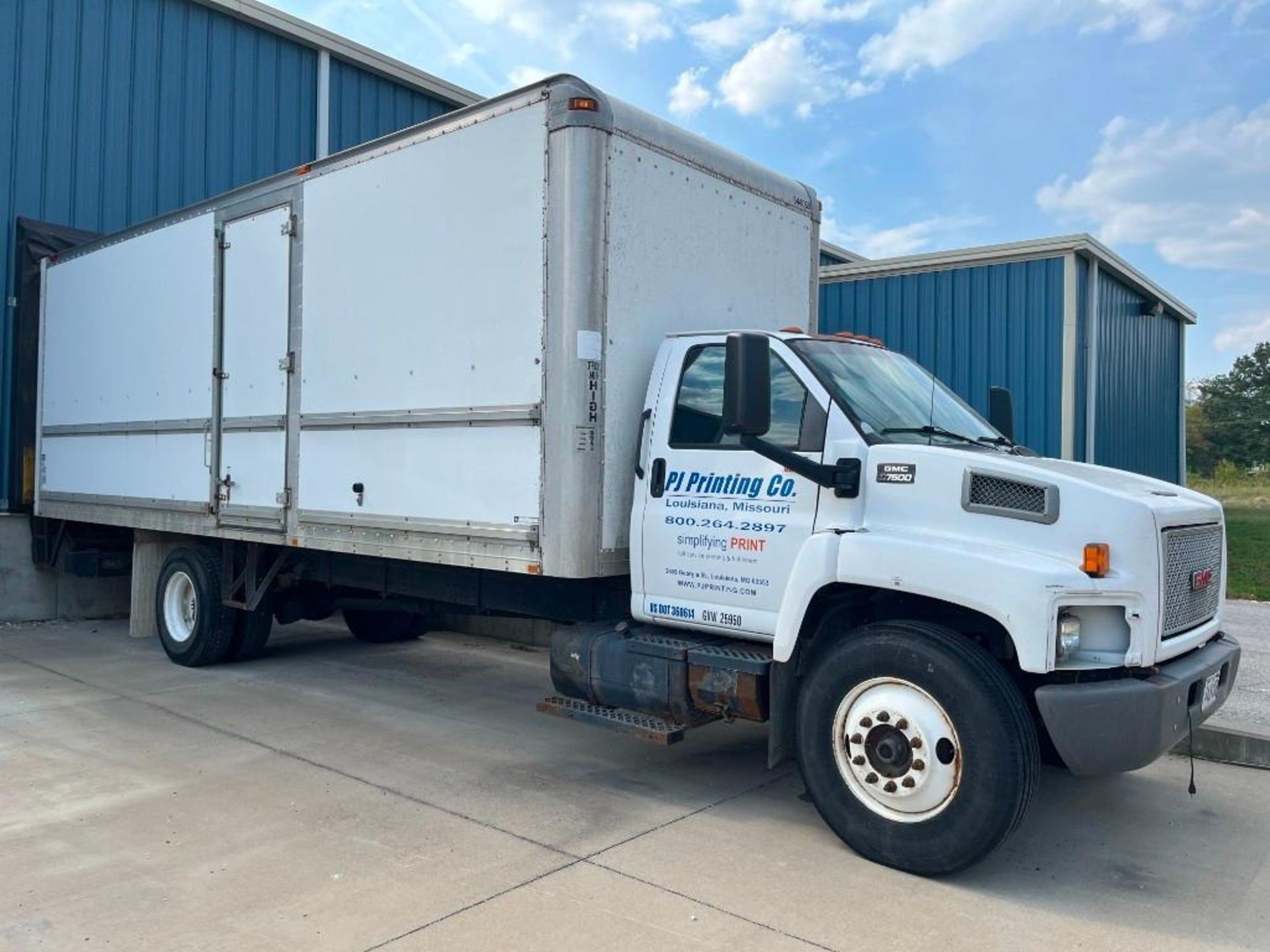 2007 GMC C7500 box truck with 26' Morgan box w/ hydraulic tailgate