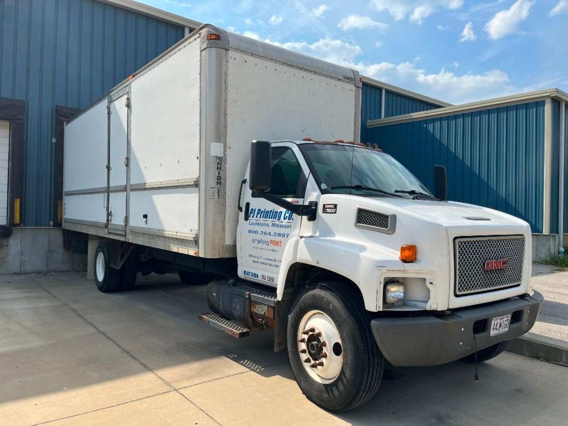 2007 GMC C7500 box truck with 26' Morgan box w/ hydraulic tailgate - Image 3 of 5