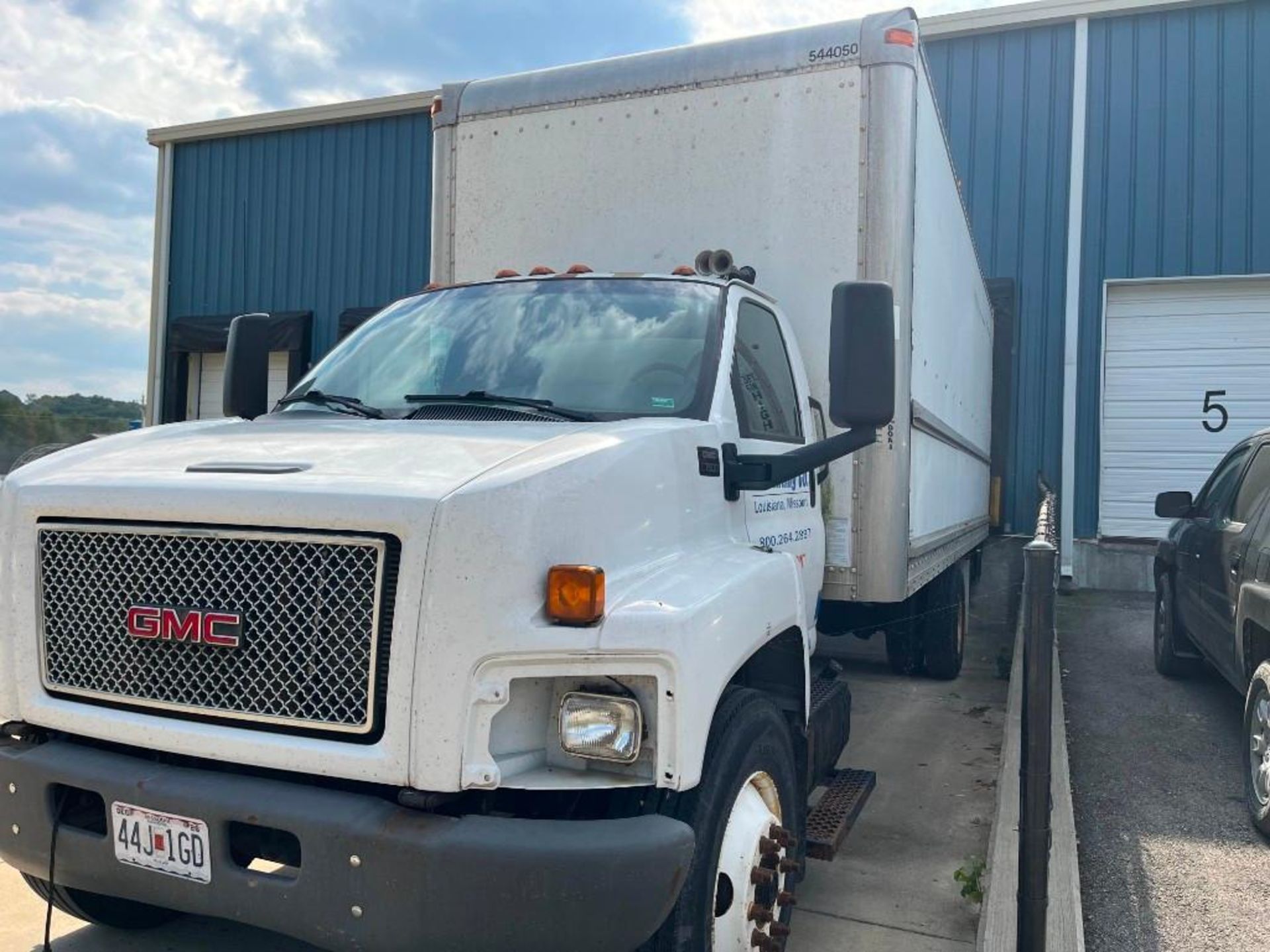 2007 GMC C7500 box truck with 26' Morgan box w/ hydraulic tailgate - Image 2 of 5