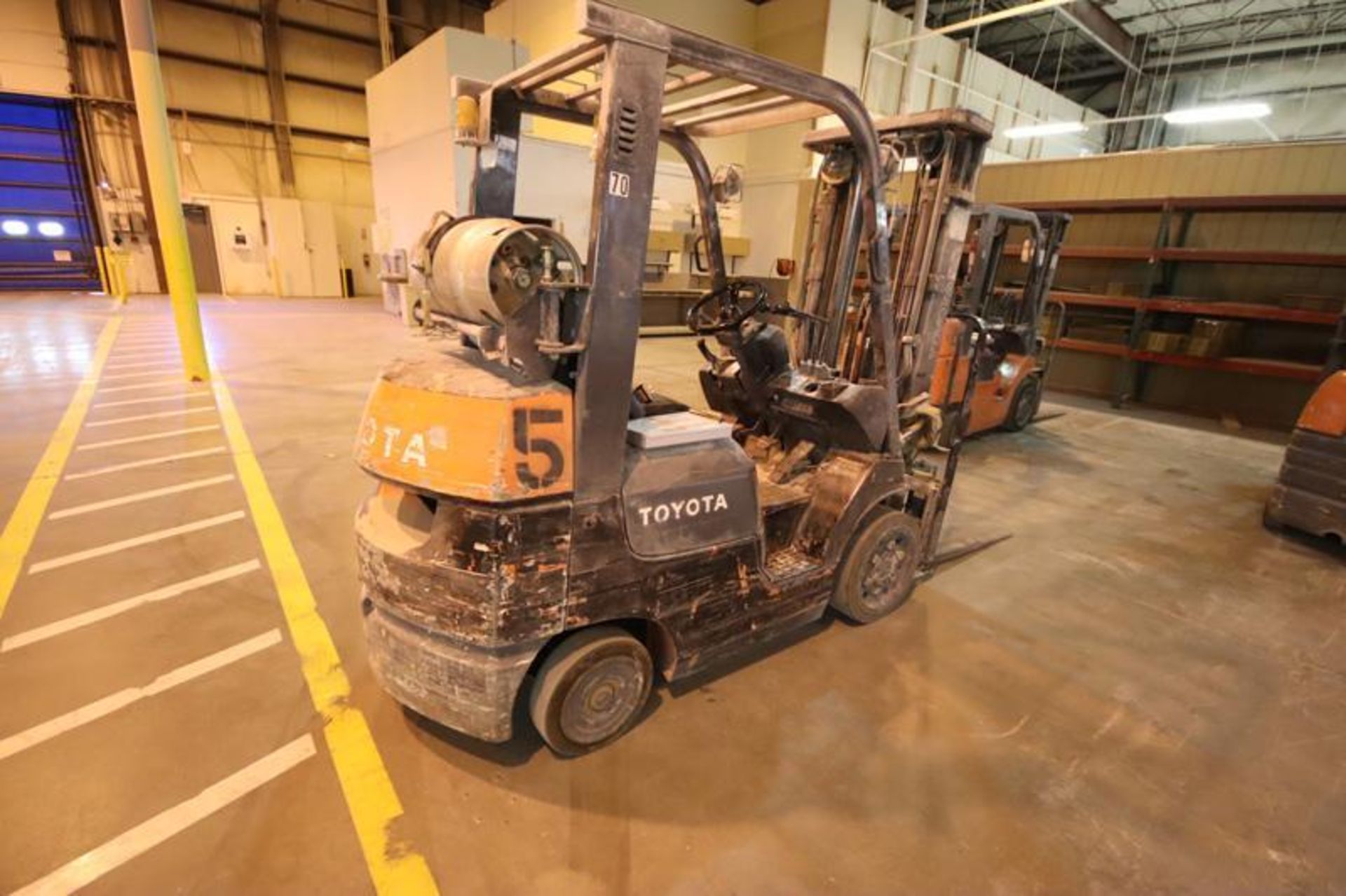 Toyota model 7FGCU25, 4900 lb. LP fueled forklift. S/N 60656, triple mast, solid tires, side shifter - Image 2 of 6