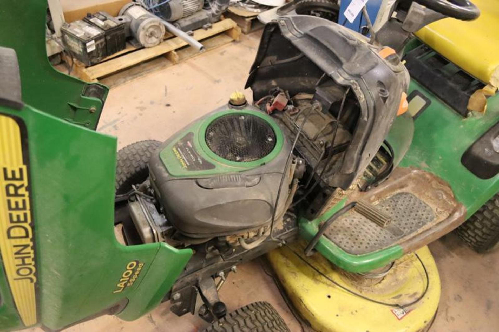 John Deere Lawn Tractor LA-100, 5-Speed, Battery Dead - Image 3 of 3