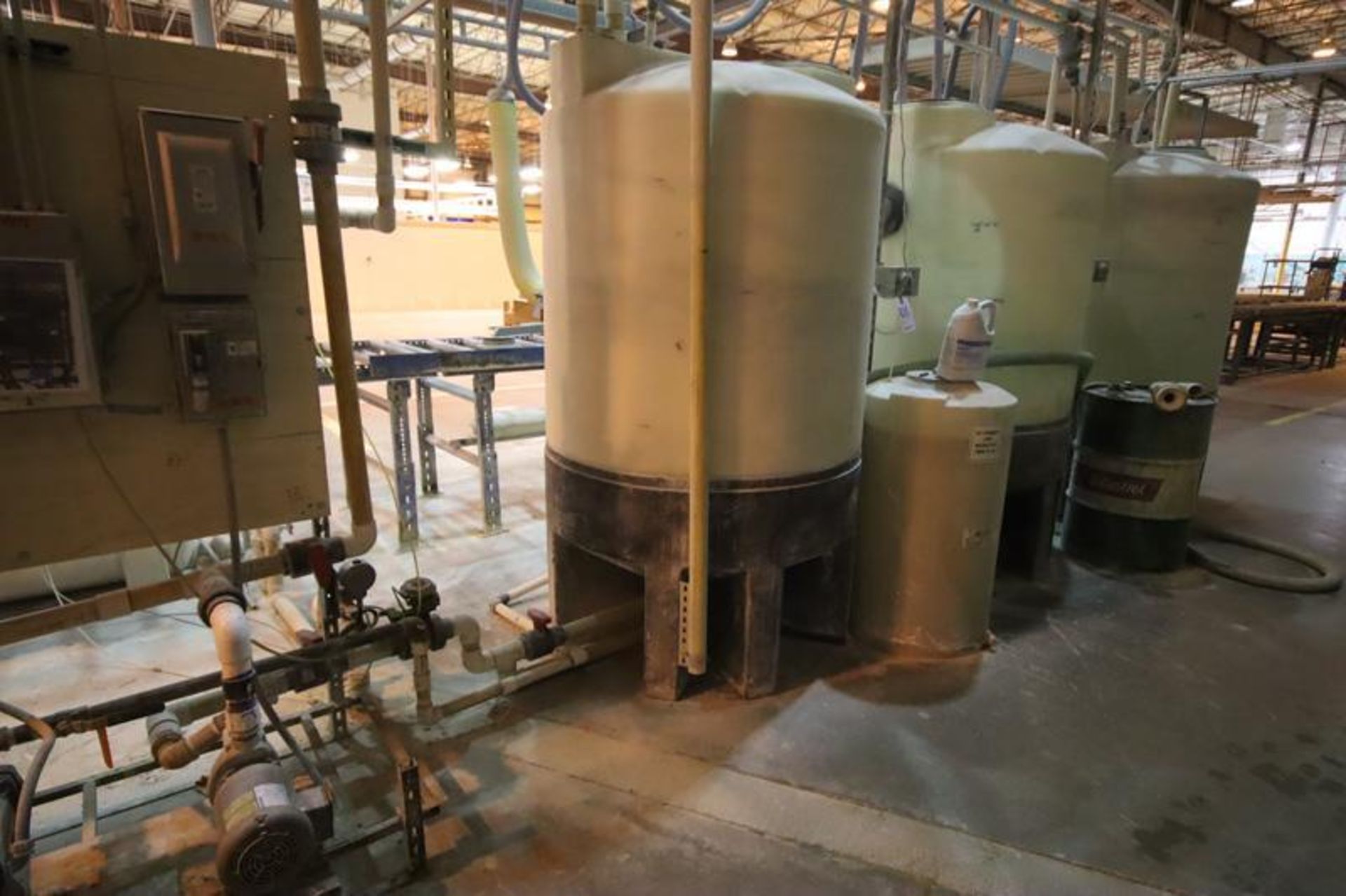 (3) 500 Gallon Tanks, (2) Pumps,(2) Meter Pumps - Image 2 of 3