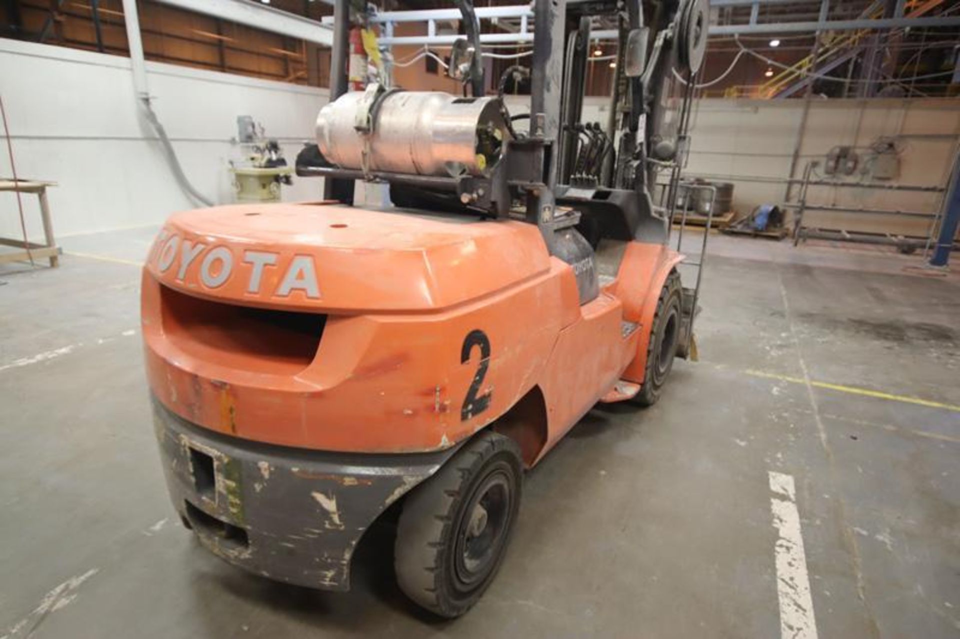 Toyota model 7FGU45, 8,000 lb. LP fueled forklift. S/N 70690, triple mast, solid tires, side shifter - Image 5 of 10