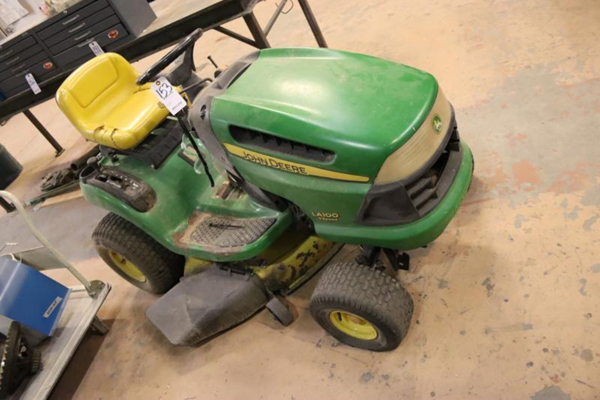 John Deere Lawn Tractor LA-100, 5-Speed, Battery Dead