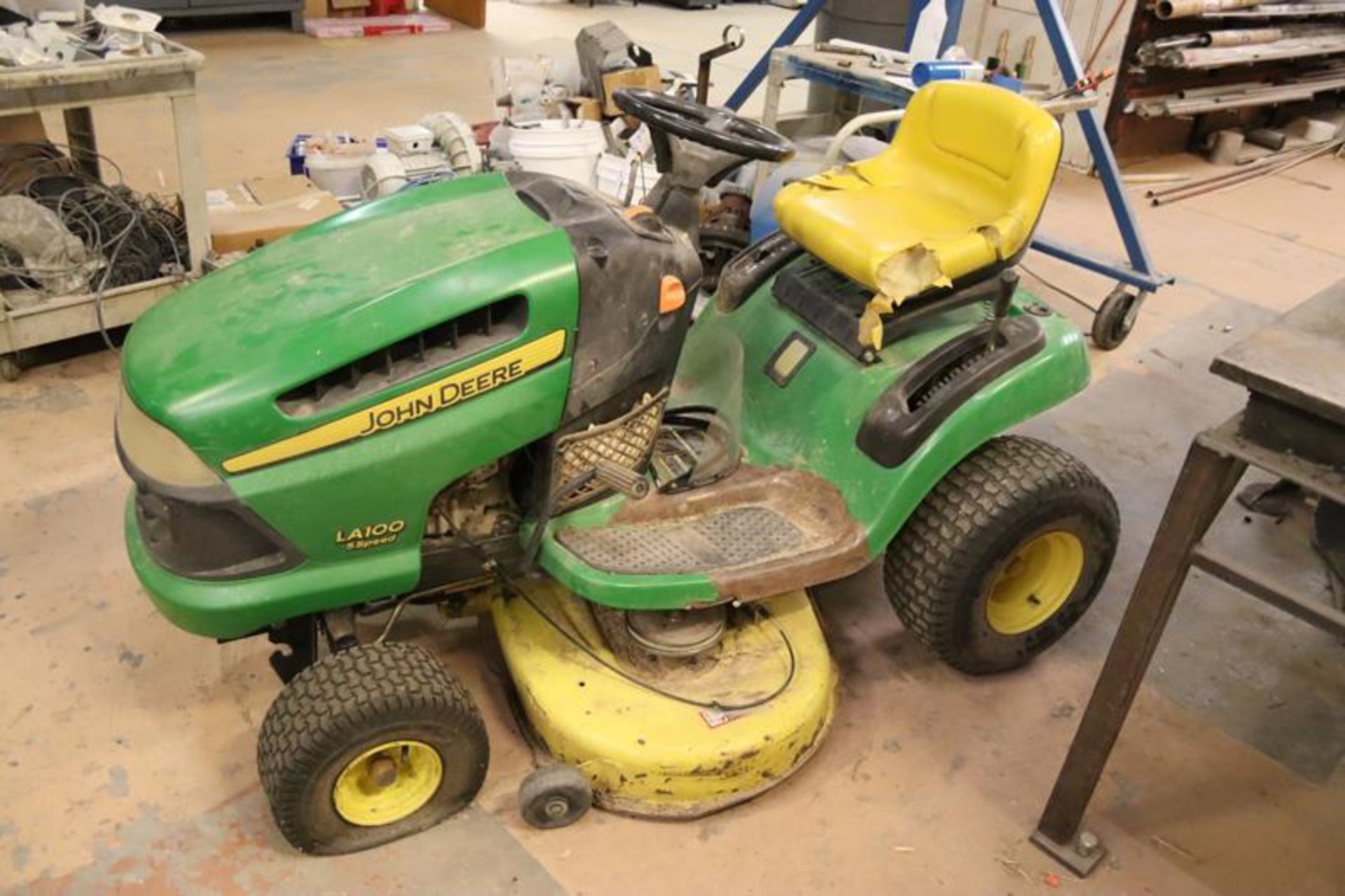 John Deere Lawn Tractor LA-100, 5-Speed, Battery Dead - Image 2 of 3