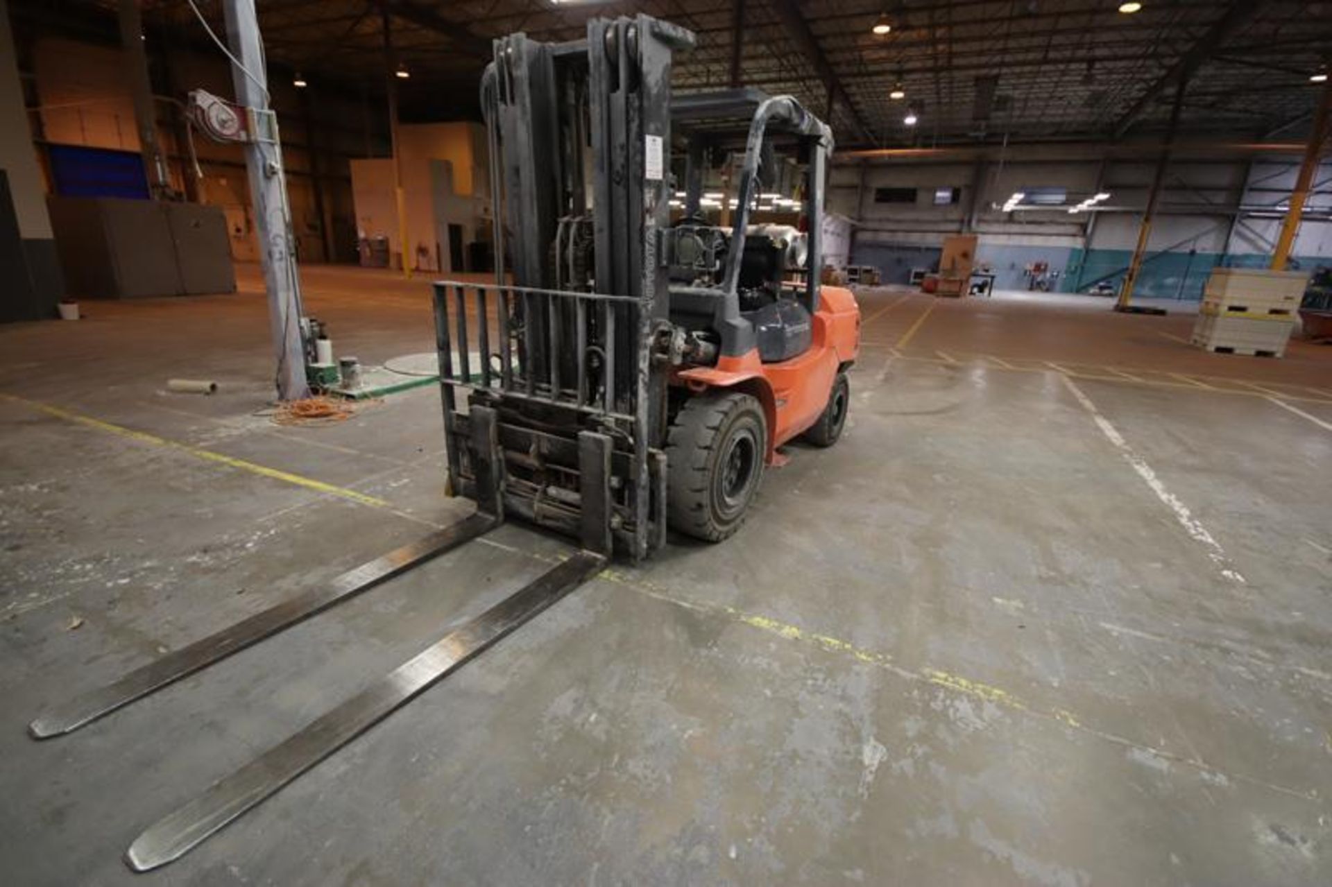 Toyota model 7FGU45, 8,000 lb. LP fueled forklift. S/N 70690, triple mast, solid tires, side shifter - Image 2 of 10