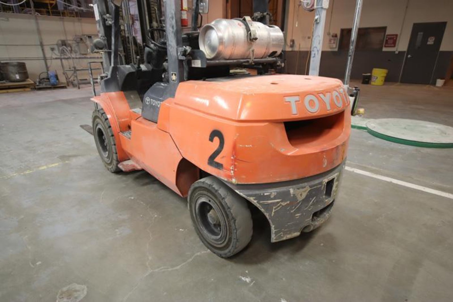 Toyota model 7FGU45, 8,000 lb. LP fueled forklift. S/N 70690, triple mast, solid tires, side shifter - Image 4 of 10