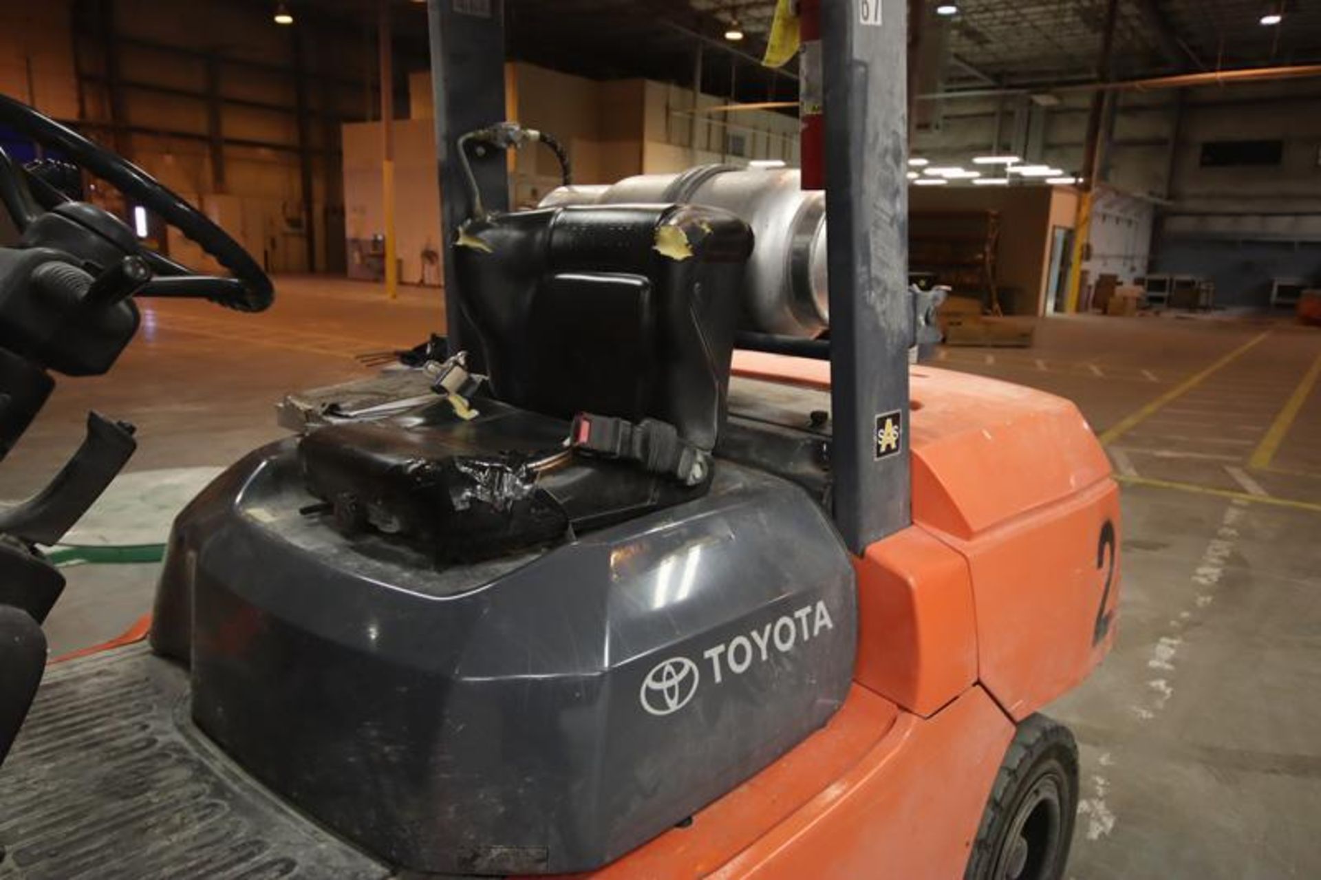 Toyota model 7FGU45, 8,000 lb. LP fueled forklift. S/N 70690, triple mast, solid tires, side shifter - Image 3 of 10