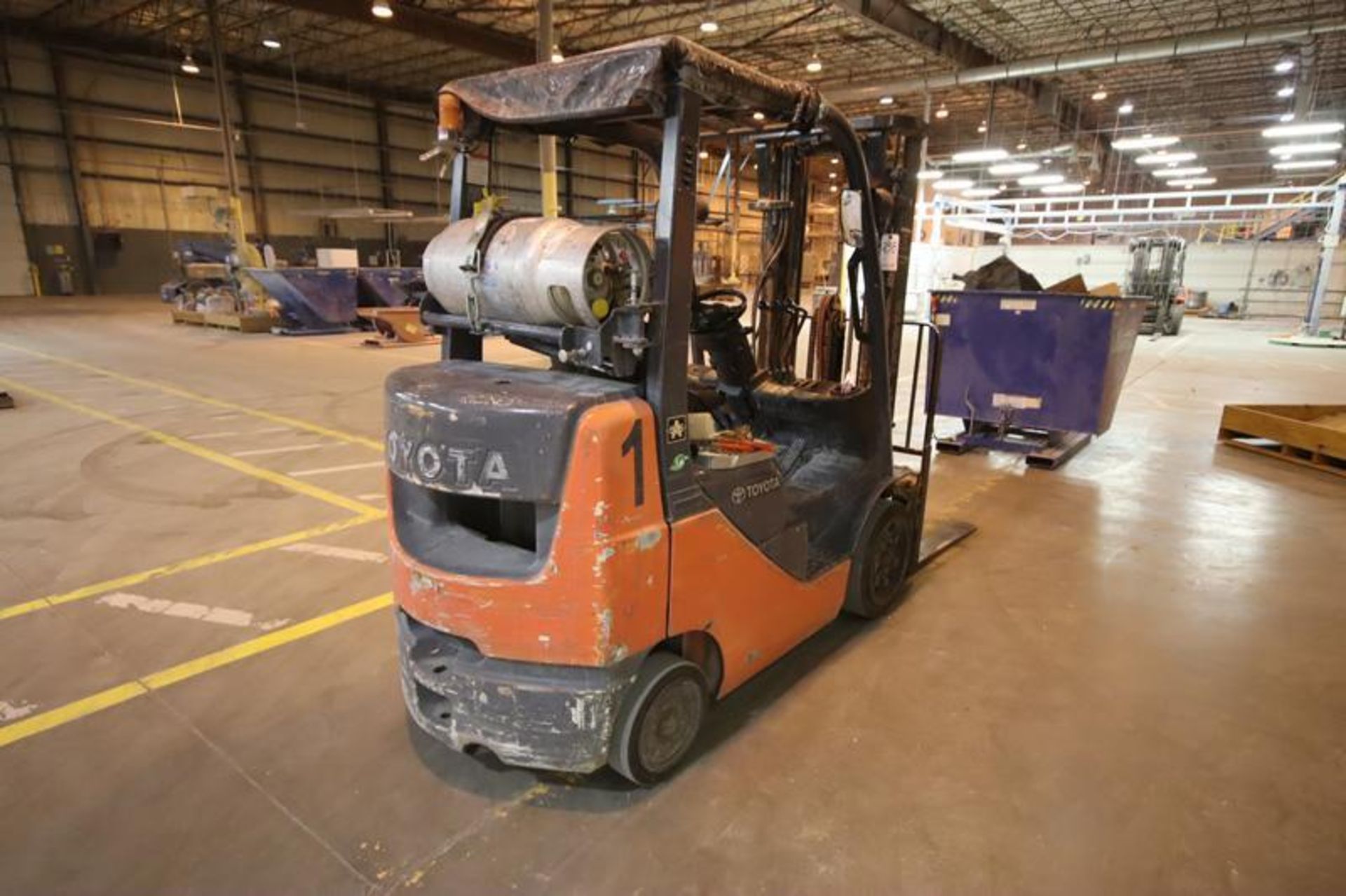 Toyota model 8FGUU25, 4500 lb. LP fueled forklift. S/N 20019, triple mast, solid tires, side shifter - Image 2 of 8