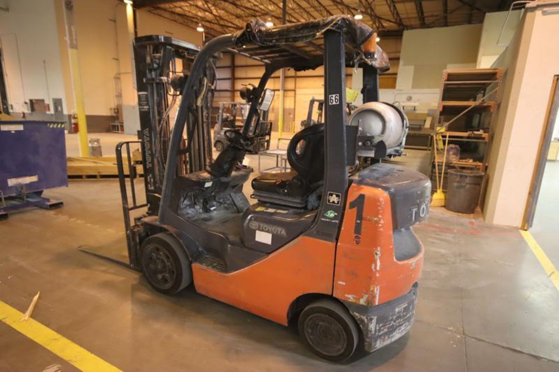 Toyota model 8FGUU25, 4500 lb. LP fueled forklift. S/N 20019, triple mast, solid tires, side shifter - Image 3 of 8