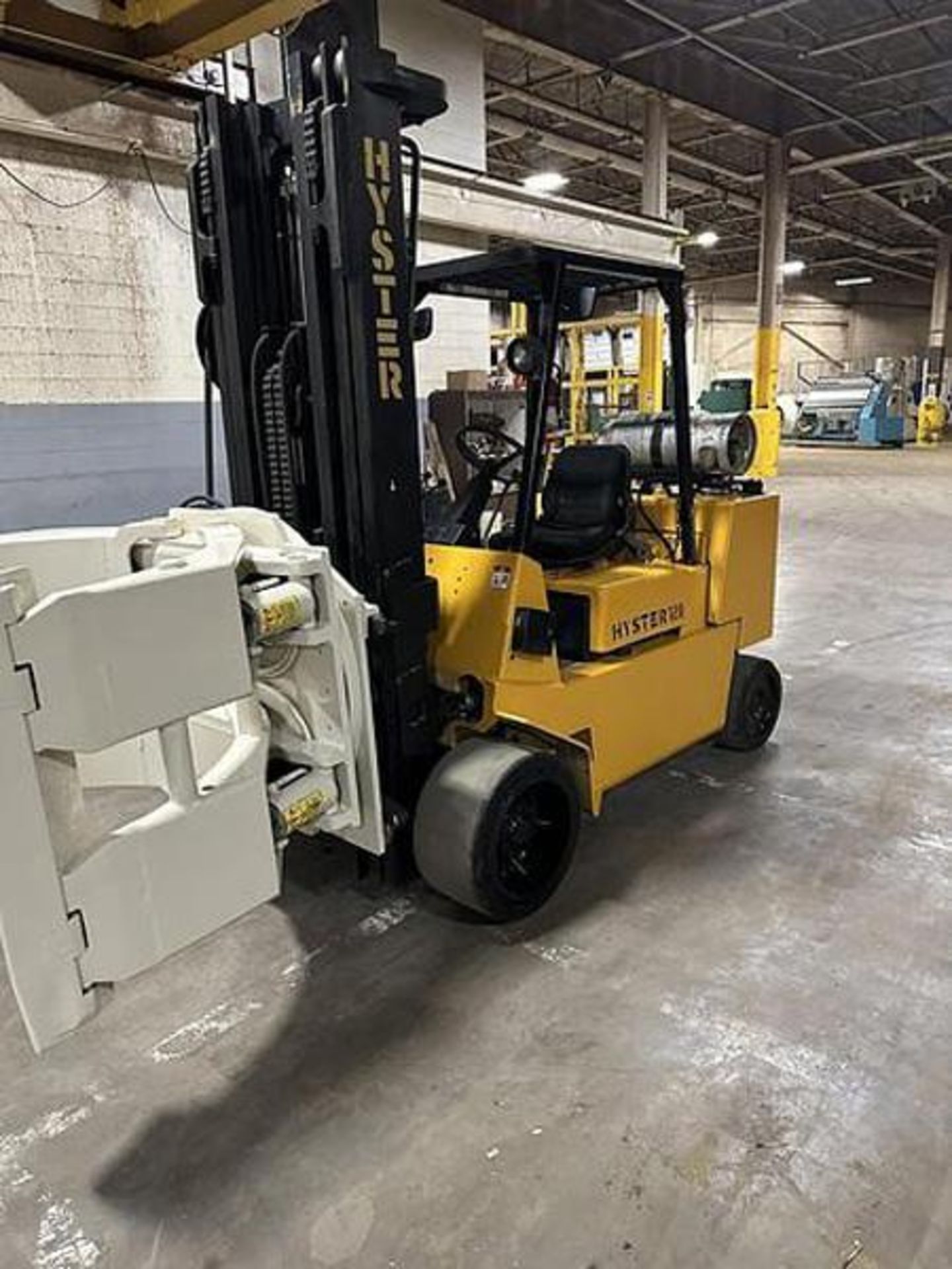 Hyster S120XL2S 12,000lb Forklift w/ Roll Clamp, Cascade 90F 60" Paper roll clamp 8,000lbs cap Class - Image 3 of 7