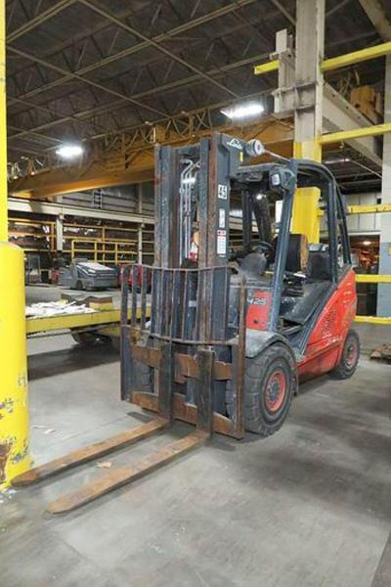 5,000 POUND LINDE H25T FORKLIFT PNEUMATIC TIRES