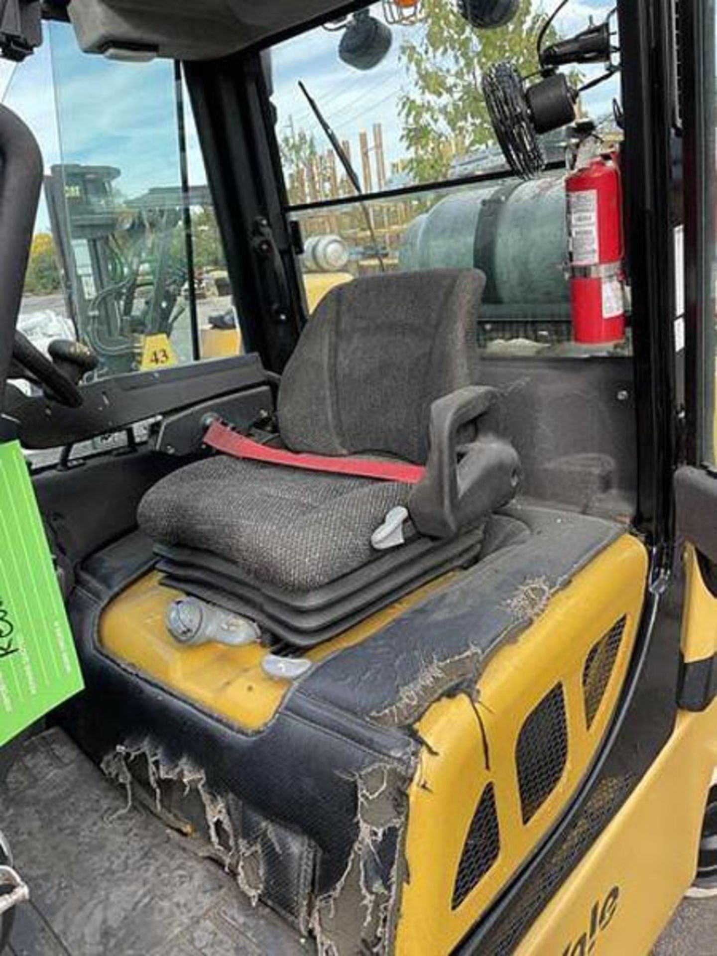 12,000 POUND YALE GLC120VXPRS FORKLIFT WITH 60" CASCADE ROLL CLAMP - Image 7 of 12