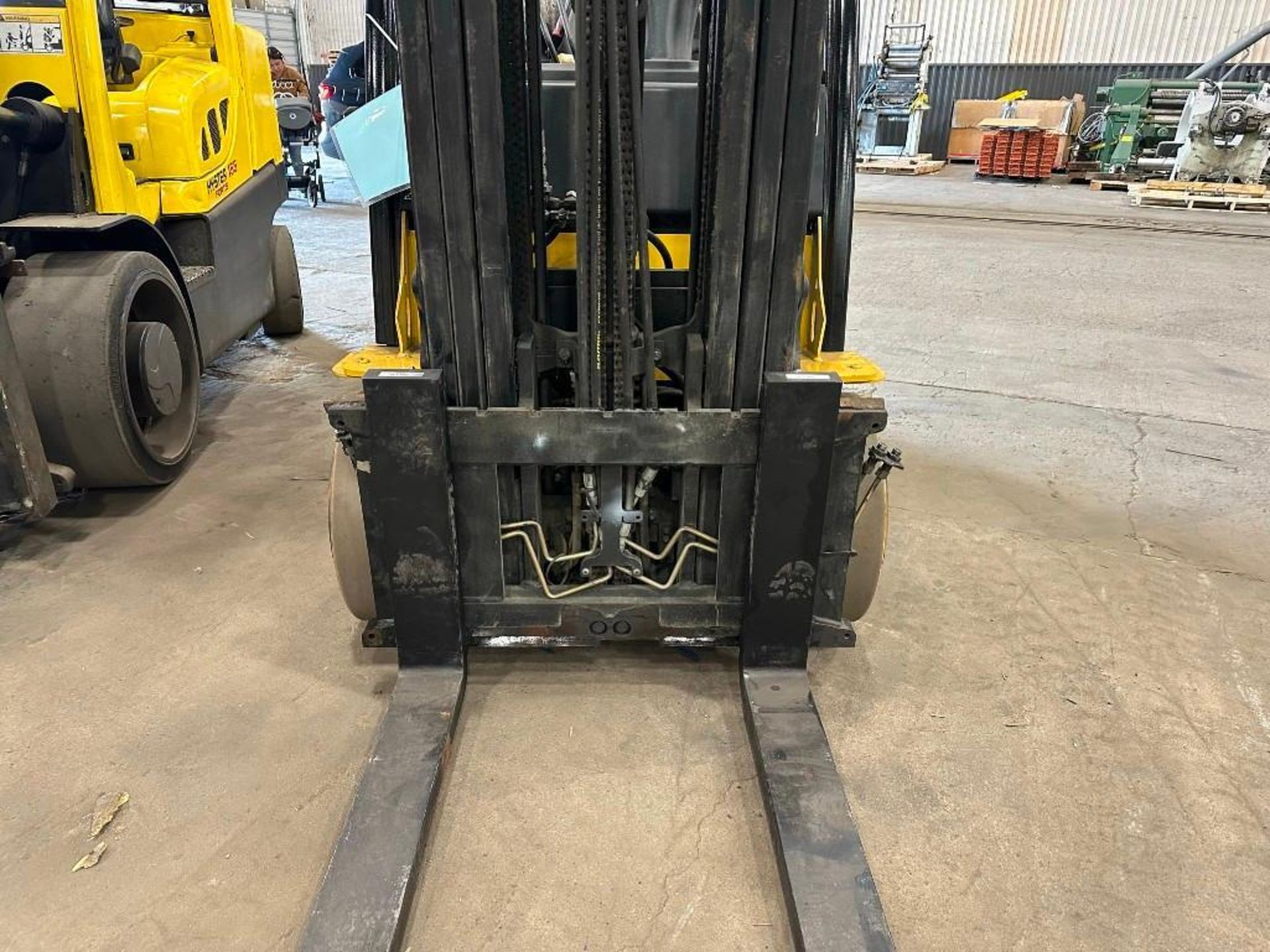 2017 YALE GLC070VX 7000 POUND FORKLIFT - Image 2 of 8