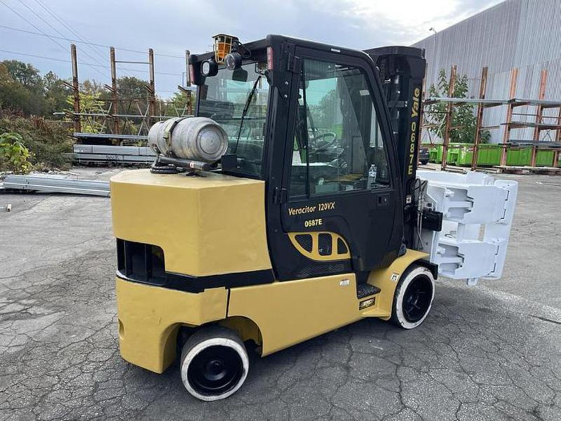 12,000 POUND YALE GLC120VXPRS FORKLIFT WITH 60" CASCADE ROLL CLAMP - Image 4 of 12