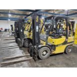 YALE GLP070VXNGSE091 7000LB FORKLIFT WITH FORK POSITIONER