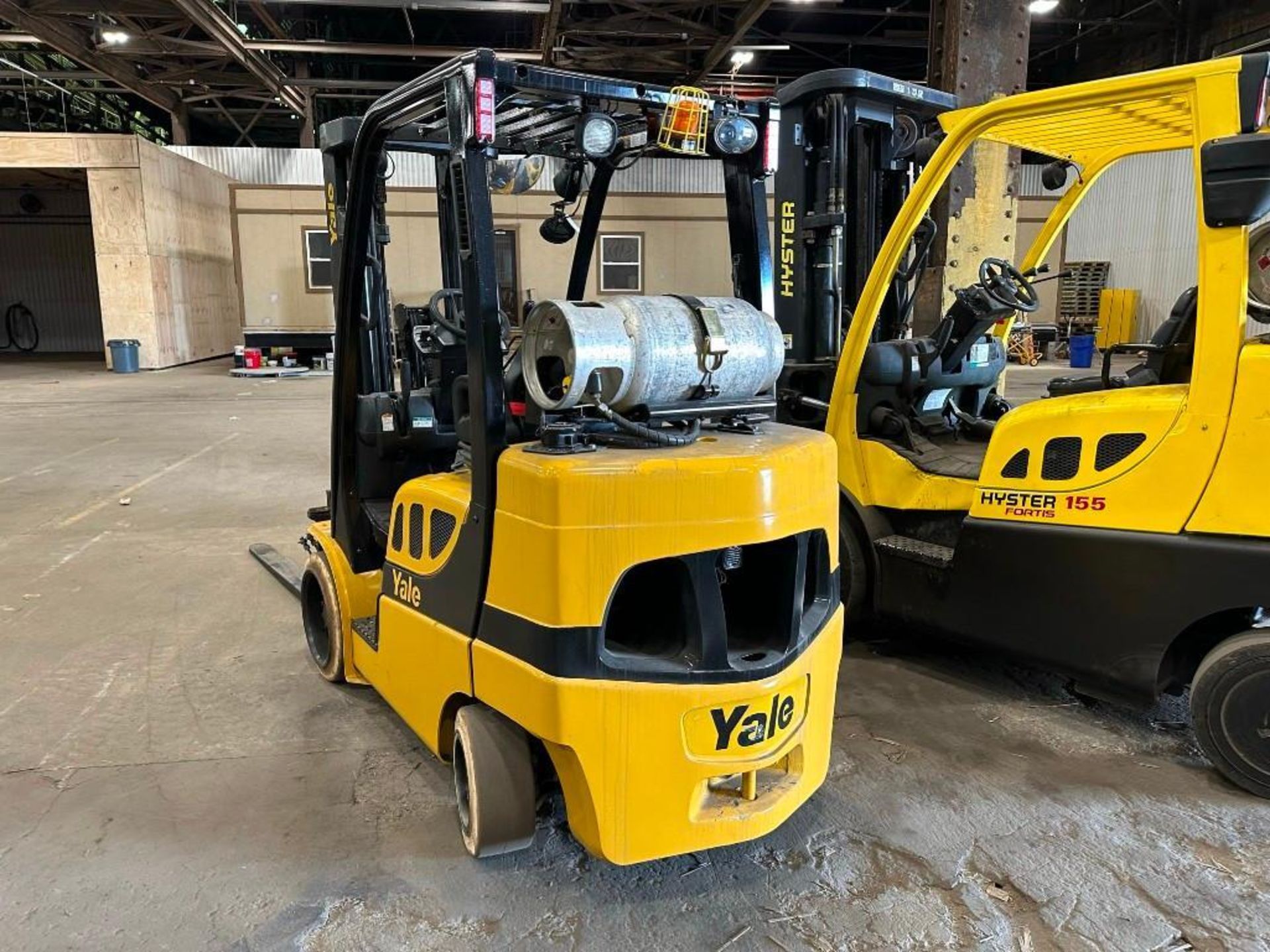 2017 YALE GLC070VX 7000 POUND FORKLIFT - Image 4 of 8