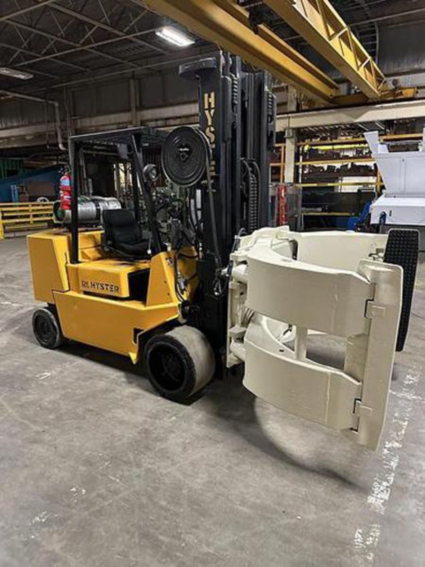 Hyster S120XL2S 12,000lb Forklift w/ Roll Clamp, Cascade 90F 60" Paper roll clamp 8,000lbs cap Class - Image 4 of 7