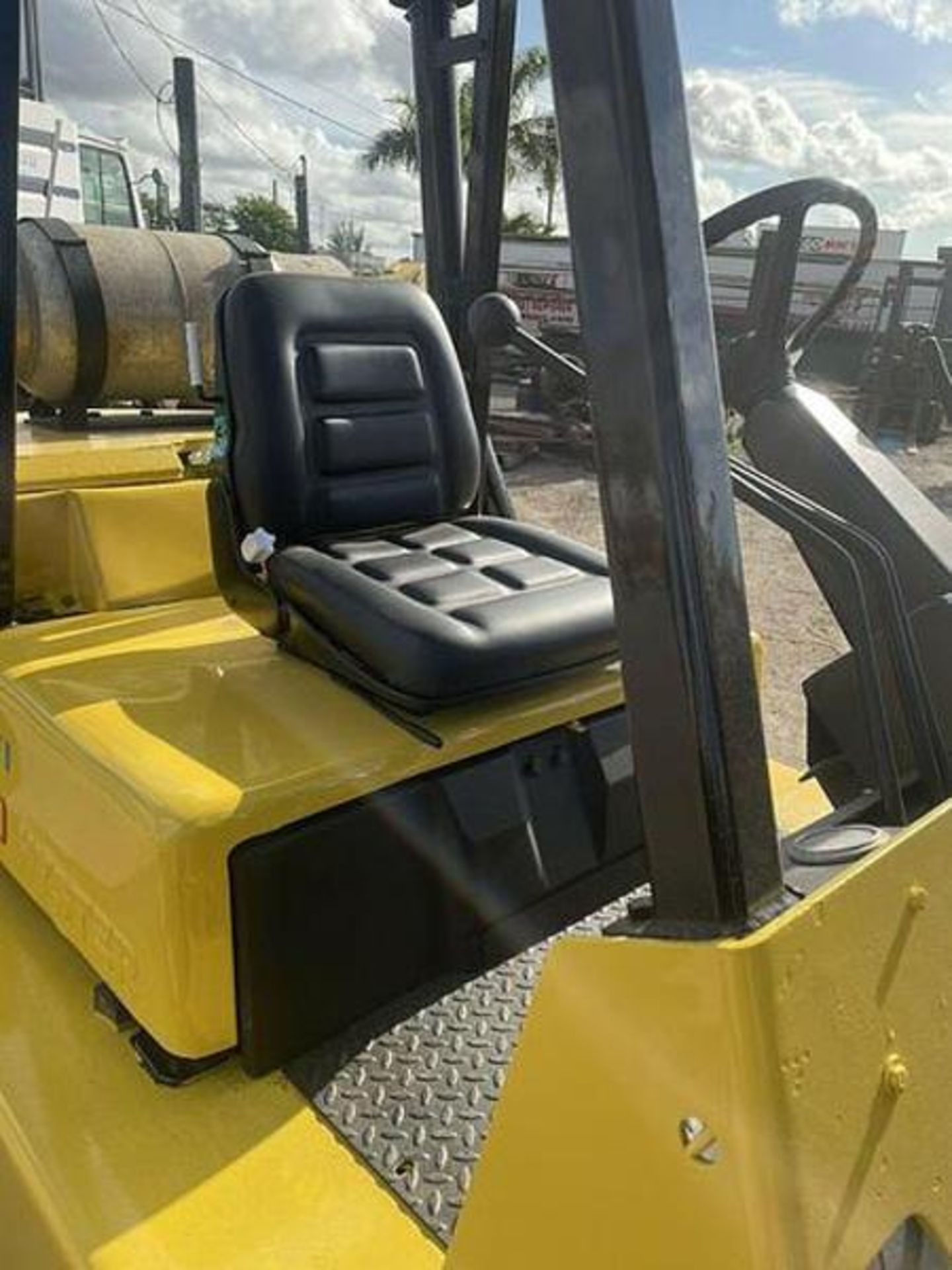 8,000 POUND HYSTER MODEL H80XL PNEUMATIC TIRE TRIPLE STAGE FORKLIFT WITH SIDESHIFT - Image 7 of 10