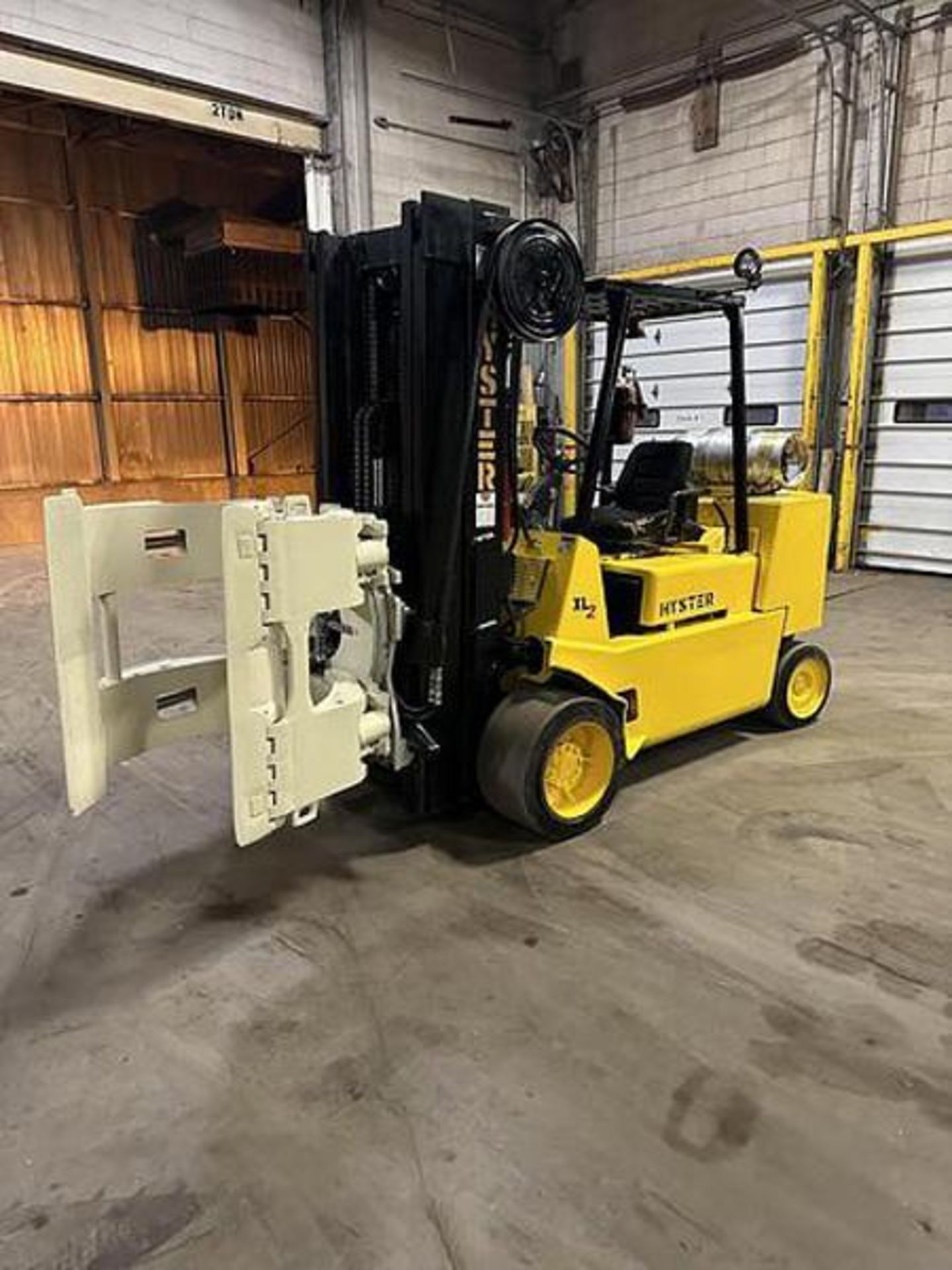 12,000 POUND HYSTER S120XLS FORKLIFT WITH PAPER ROLL CLAMP - Image 4 of 9