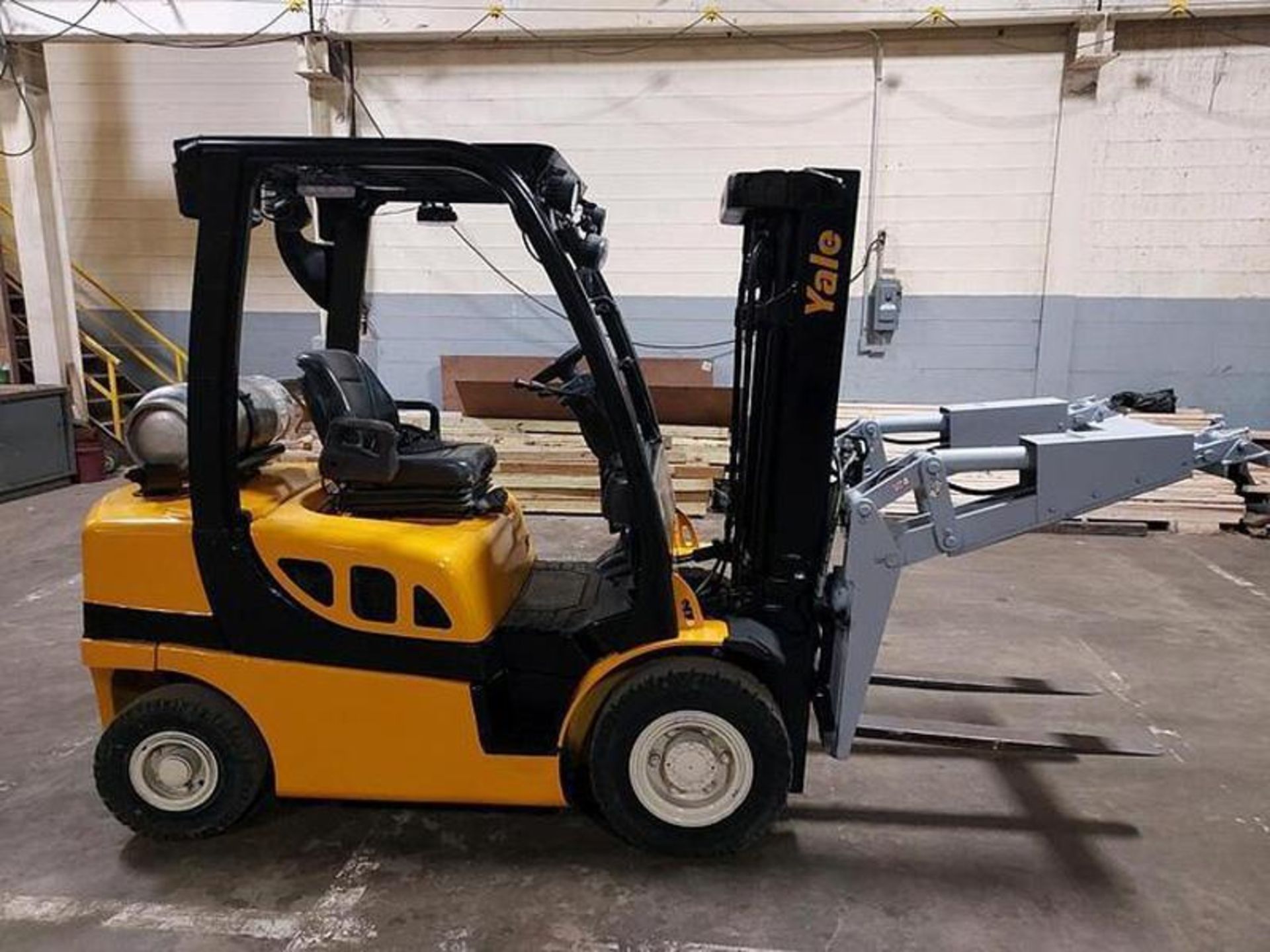 YALE GLP050VXNDAE084 5000LB FORKLIFT WITH FORK CLAMP ATTACHMENT - Image 2 of 6