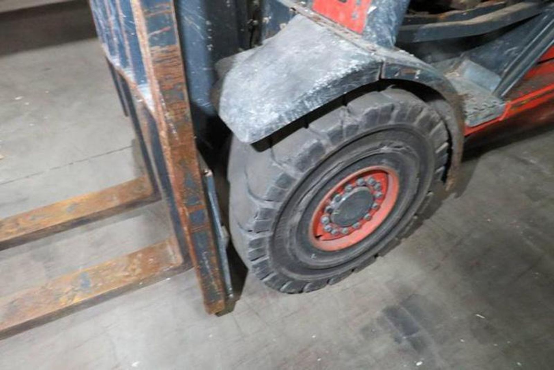 5,000 POUND LINDE H25T FORKLIFT PNEUMATIC TIRES - Image 6 of 10