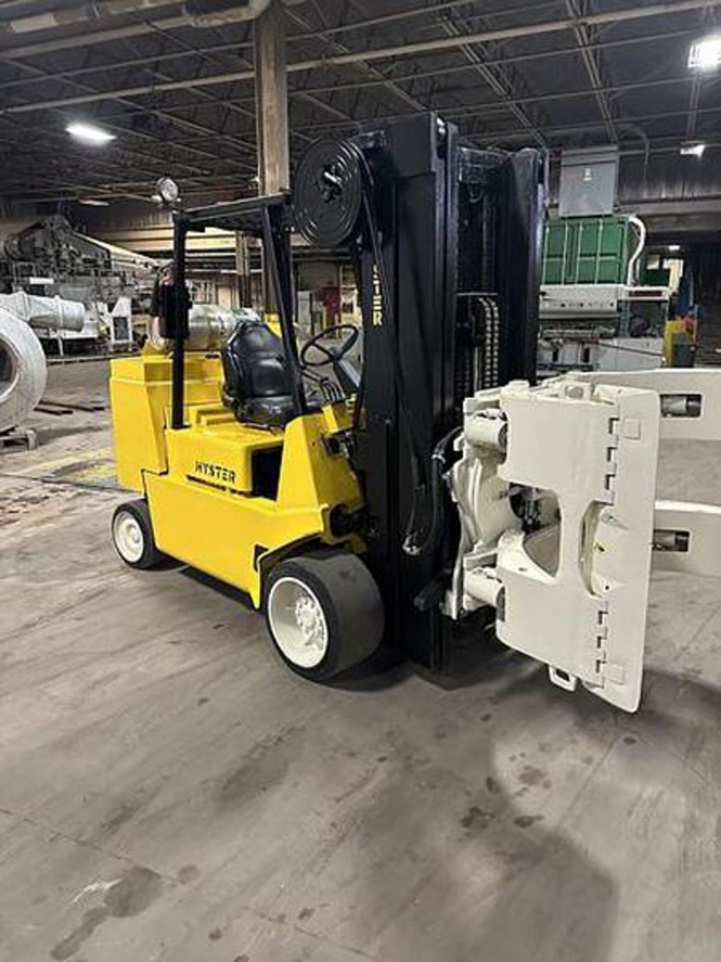 12,000 POUND HYSTER MODEL S120XL2S FORKLIFT WITH PAPER ROLL CLAMP - Image 4 of 9