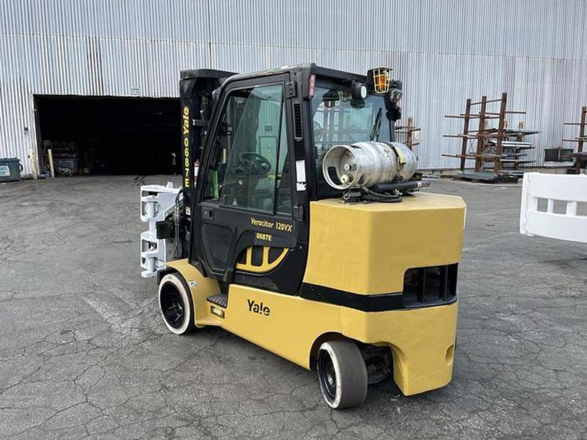 12,000 POUND YALE GLC120VXPRS FORKLIFT WITH 60" CASCADE ROLL CLAMP - Image 3 of 12