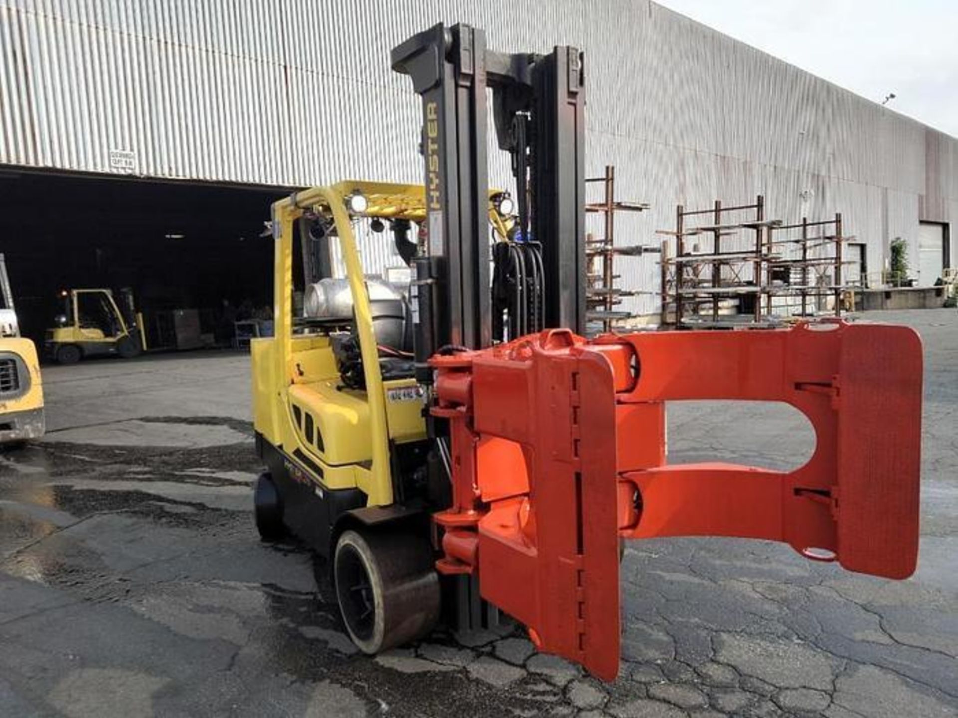 12,000 POUND HYSTER MODEL S120FTPRS FORKLIFT WITH BOLZONI ROLL CLAMP 2018 - Image 2 of 7