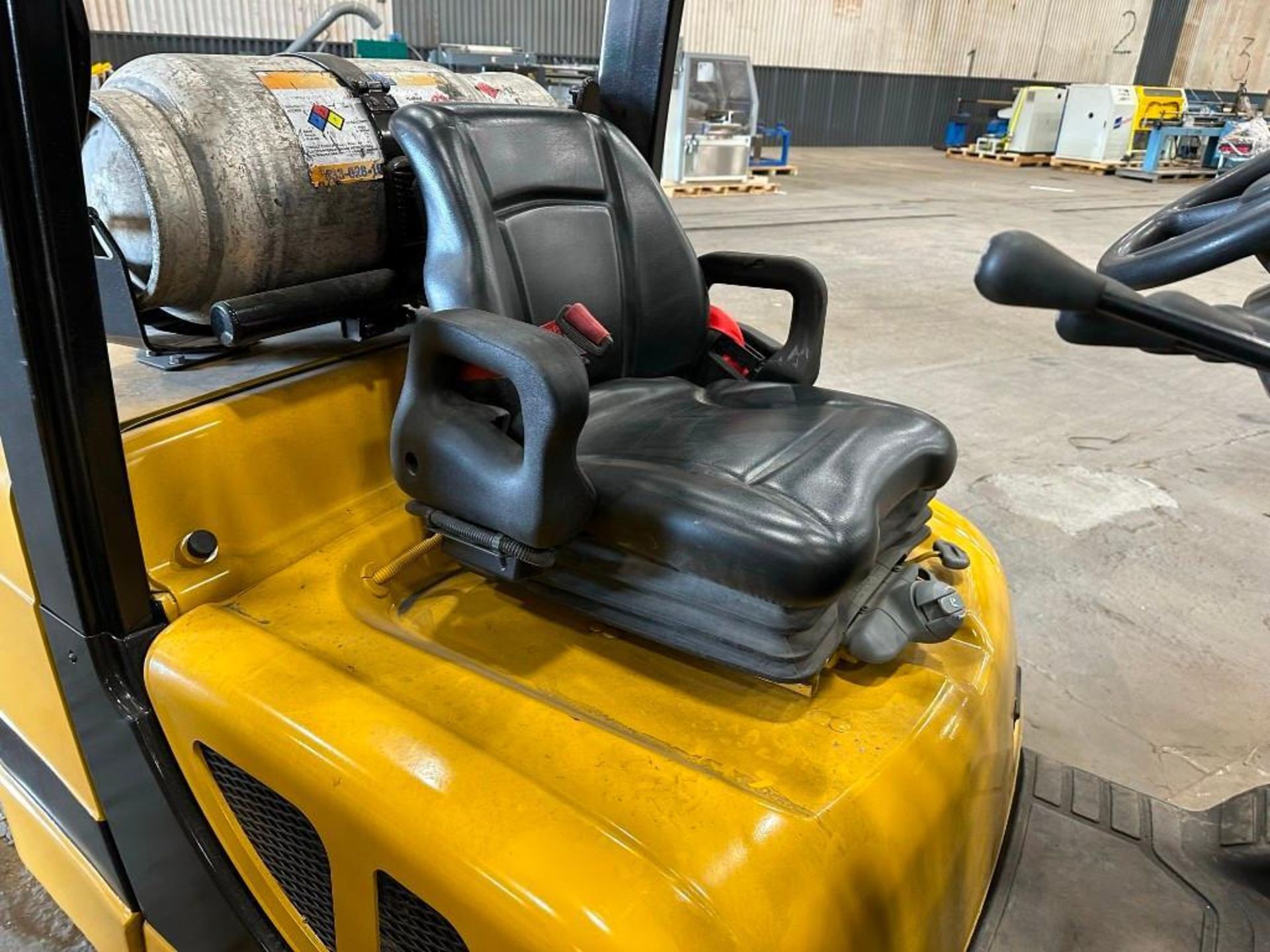 2017 YALE GLC070VX 7000 POUND FORKLIFT - Image 7 of 8