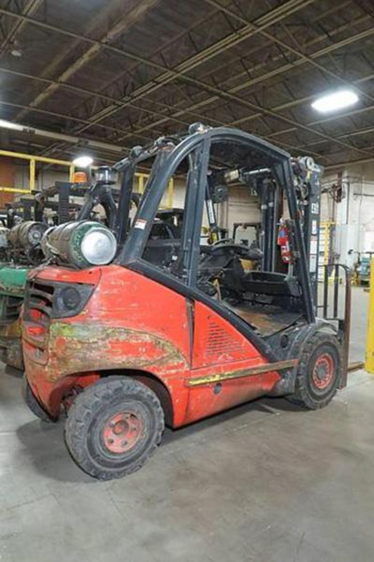 5,000 POUND LINDE H25T FORKLIFT PNEUMATIC TIRES - Image 4 of 10