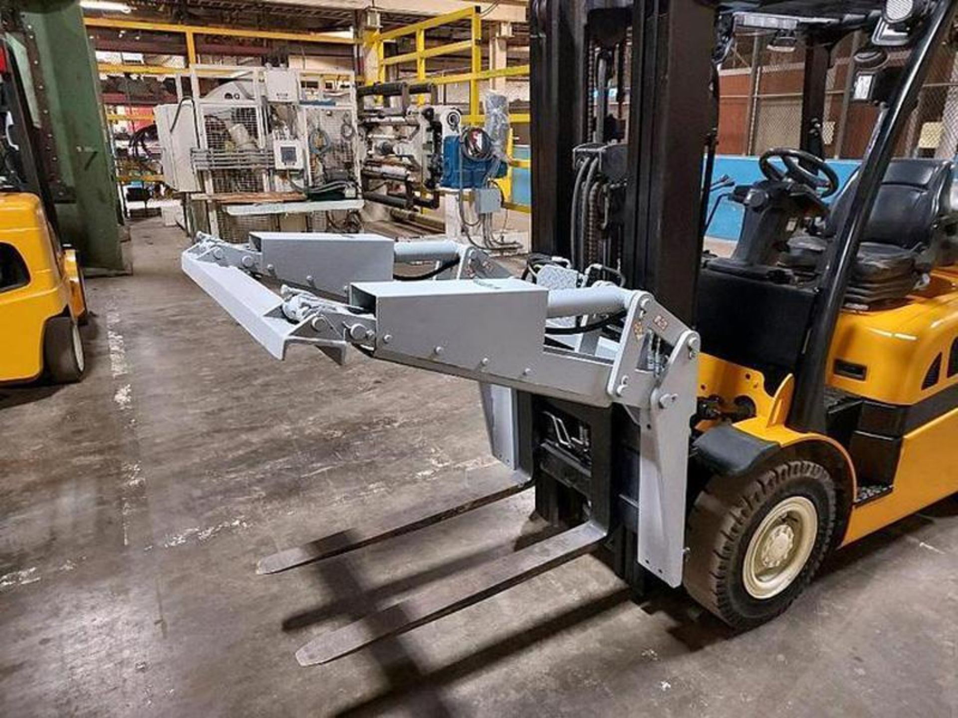 YALE GLP050VXNDAE084 5000LB FORKLIFT WITH FORK CLAMP ATTACHMENT - Image 3 of 6