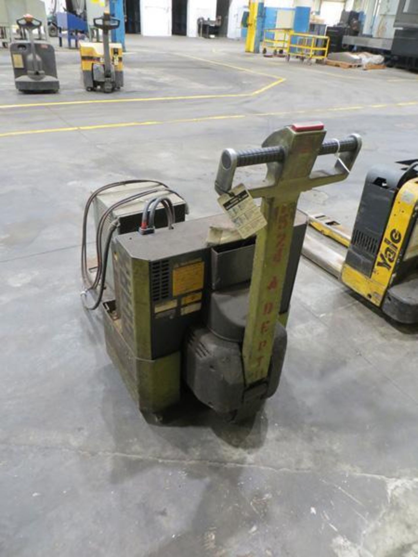 Clark electric pallet jack with charger, 4,000lb capacity, M/N WP40 - Image 2 of 4