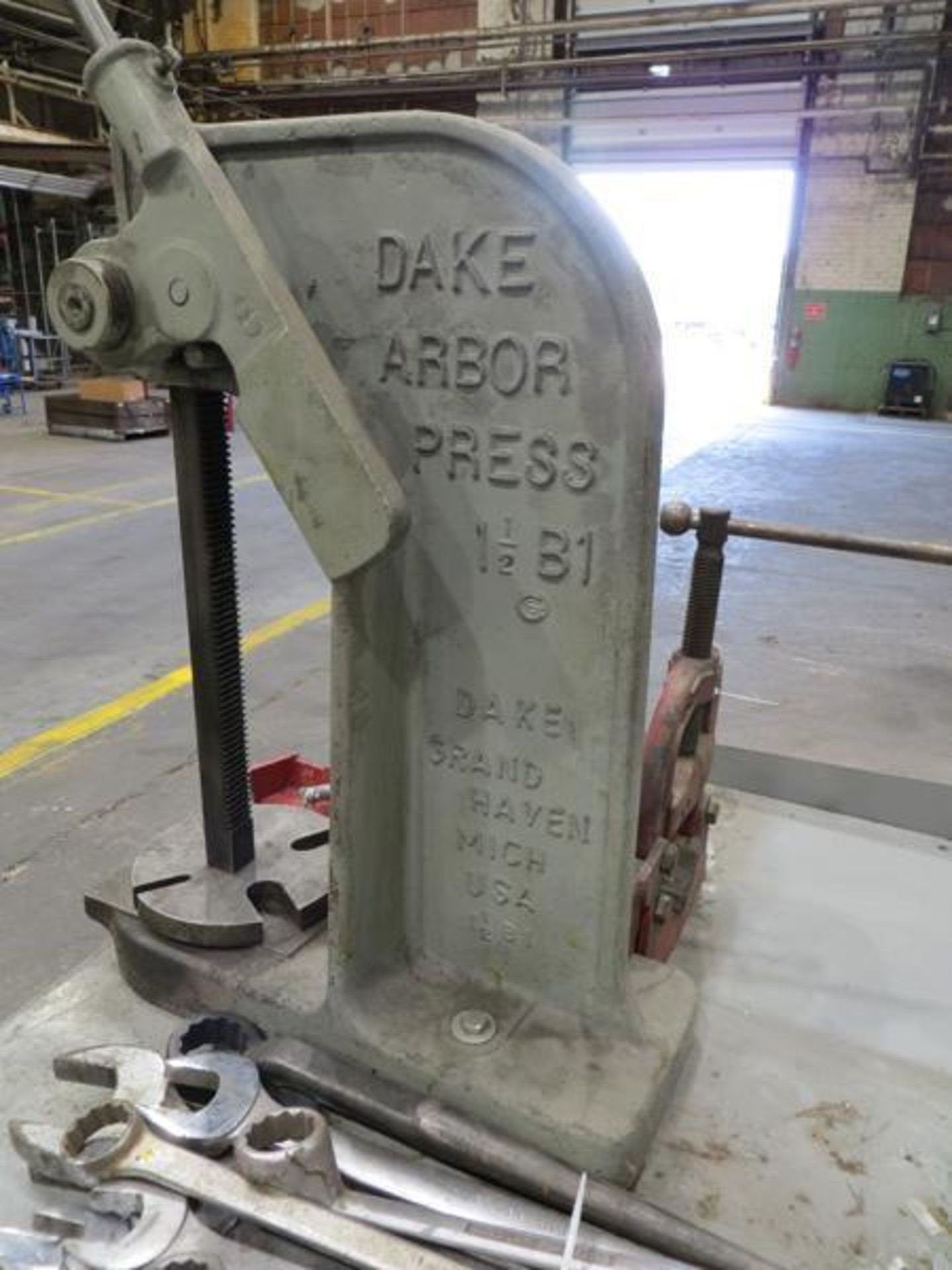Dake 1.5 B1 Arbor Press, Ridgid pipe vise, steel table - Image 2 of 3
