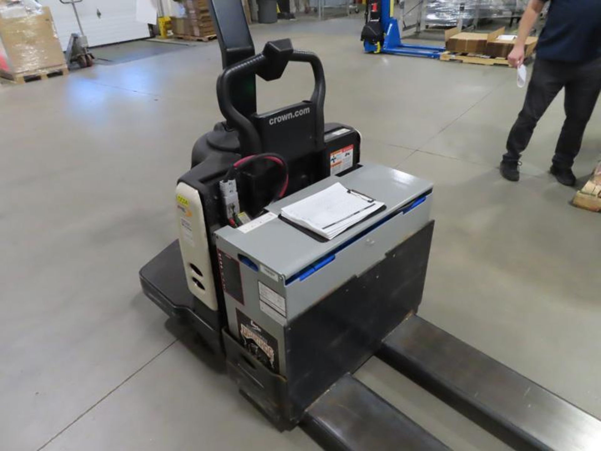 Crown Electric Lift Jack E90D-13 with DC4 Charger, 92 inch forks, new battery , comes with Workhog E - Image 2 of 6