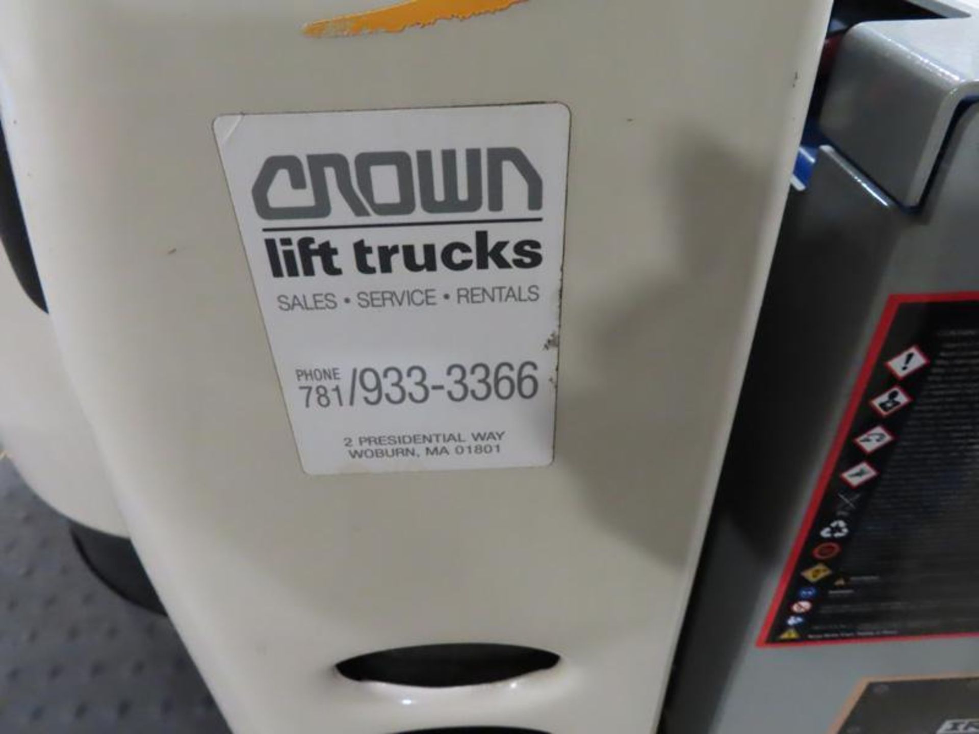 Crown Electric Lift Jack E90D-13 with DC4 Charger, 92 inch forks, new battery , comes with Workhog E - Image 4 of 6