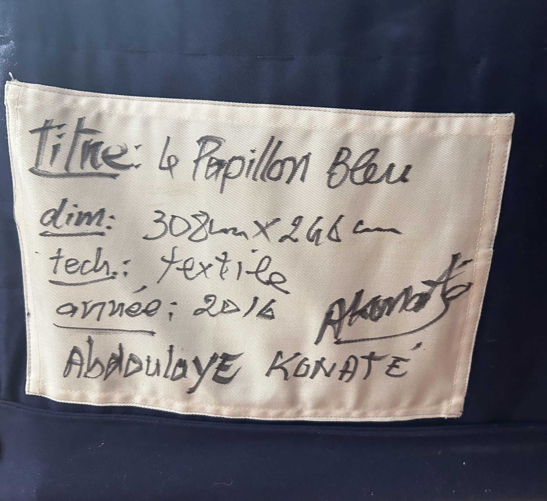 Abdoulaye Konaté (1953), Papillon bleu, assemblage de tissus imprimés, signé, 240x300 cm - Image 3 of 3
