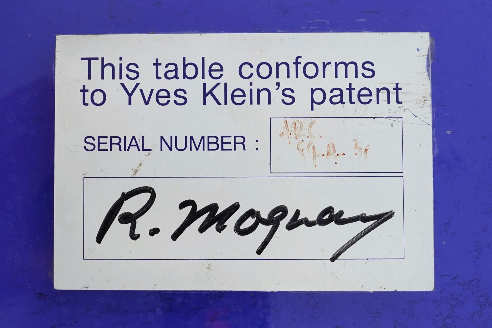 Yves Klein (1928-1962), Table IKB , technique mixte (verre, plexiglass, piètement en métal et pigme - Image 4 of 4