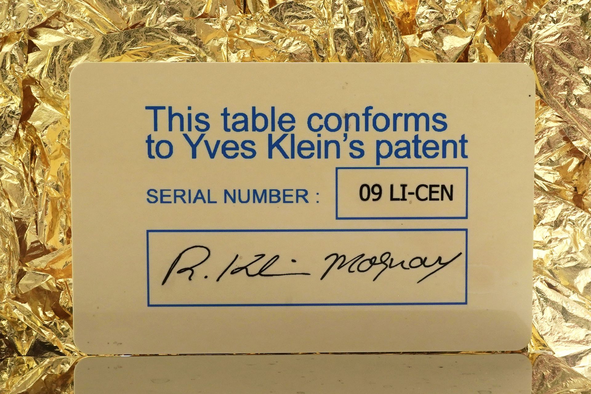 Yves Klein (1928-1962), Table d'Or , technique mixte (verre, plexiglas, piètement en métal et feuil - Image 5 of 5