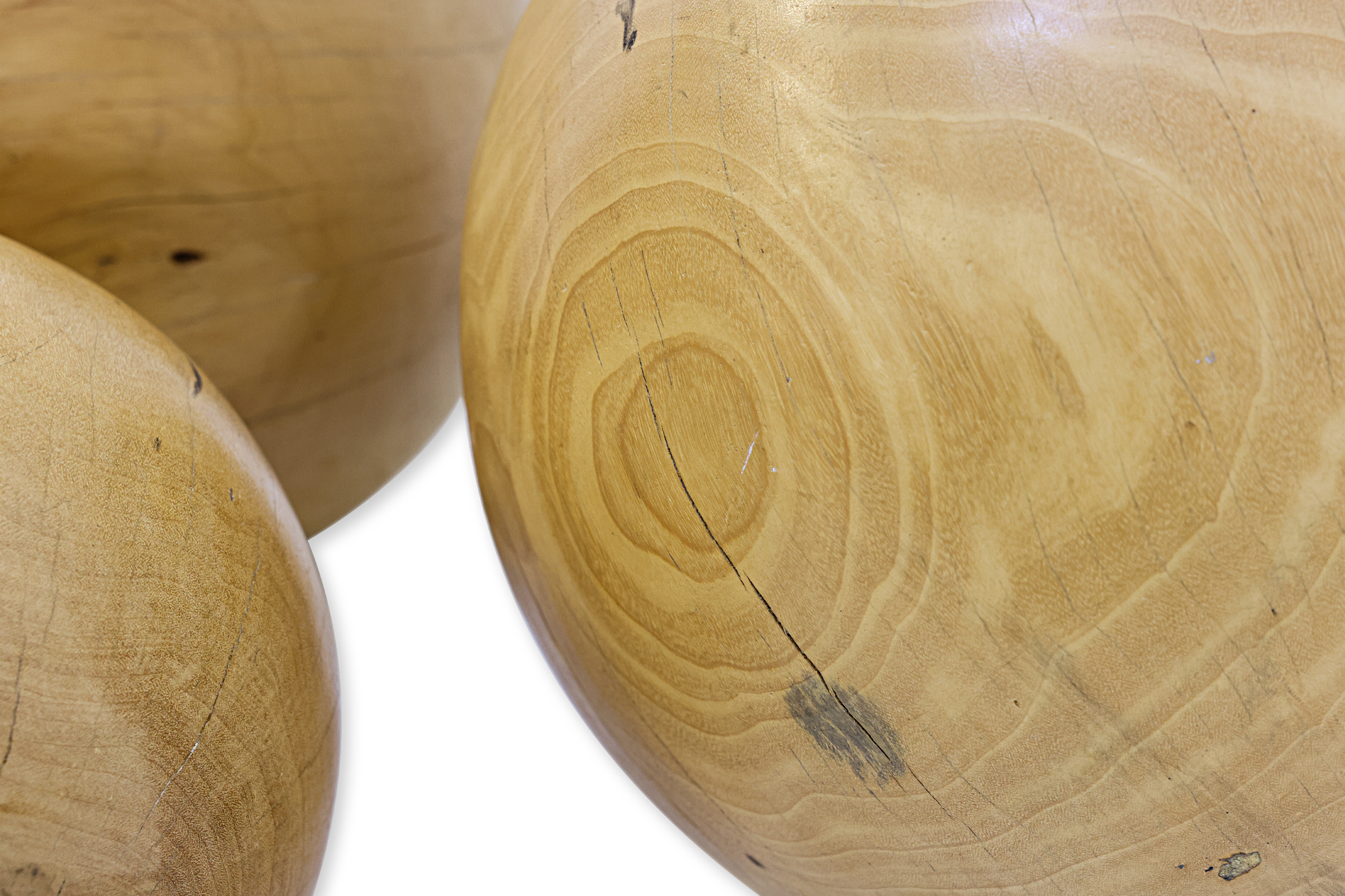 A GROUP OF THREE LARGE DECORATIVE WOODEN BALLS - Image 2 of 2