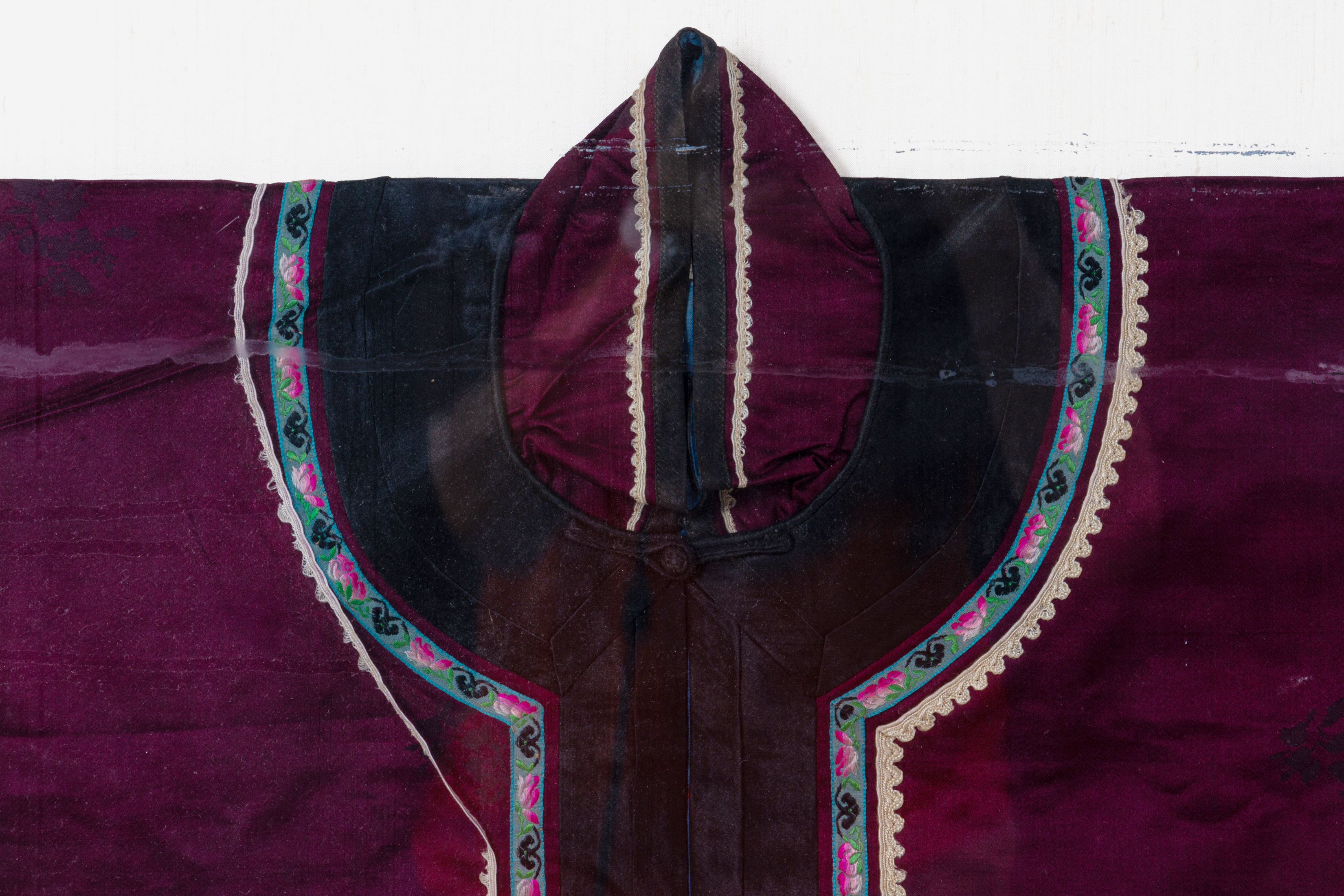 A CHINESE EMBROIDERED SILK JACKET - Image 2 of 4