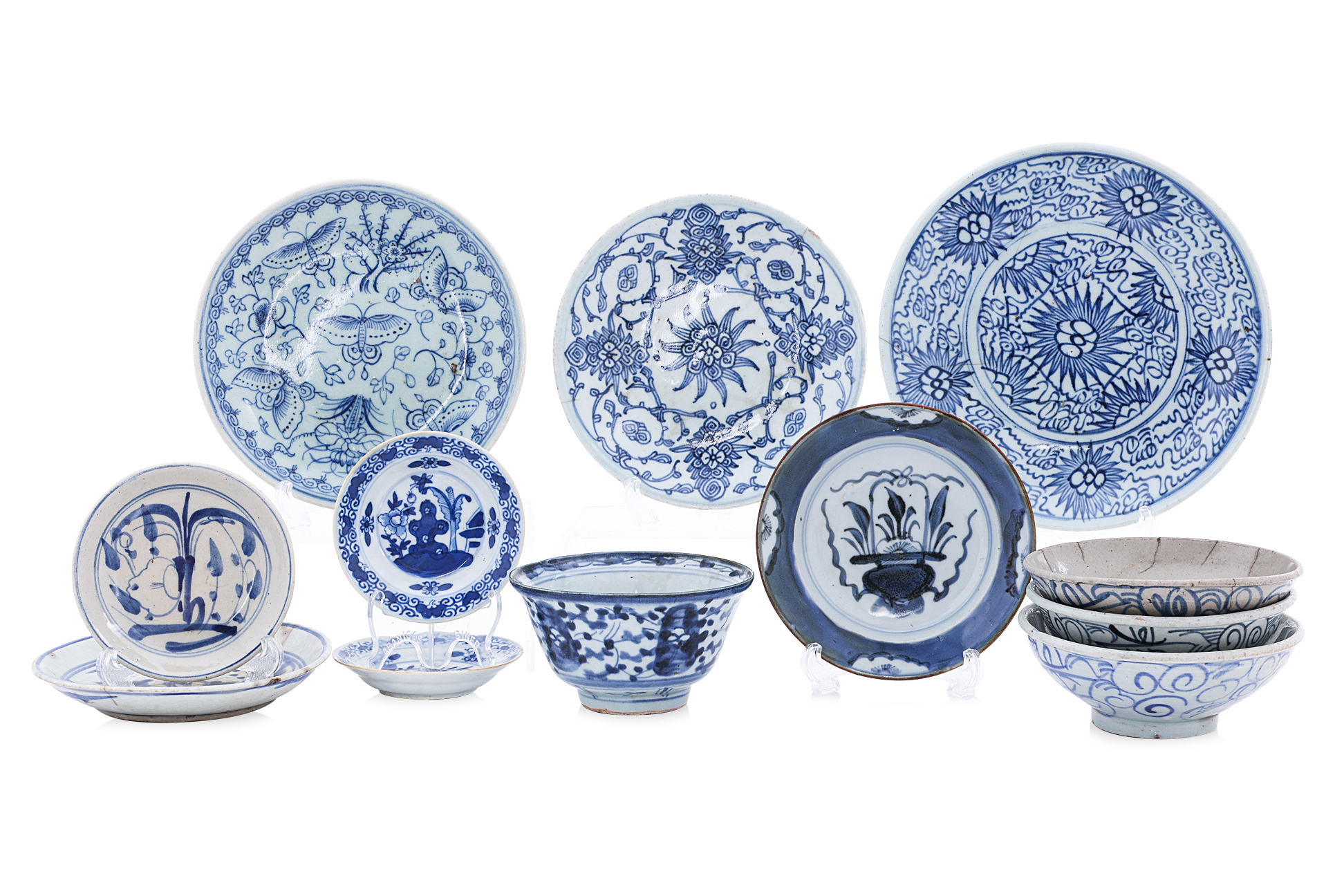 AN ASSORTED GROUP OF BLUE AND WHITE DISHES AND BOWLS