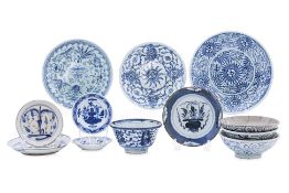 AN ASSORTED GROUP OF BLUE AND WHITE DISHES AND BOWLS