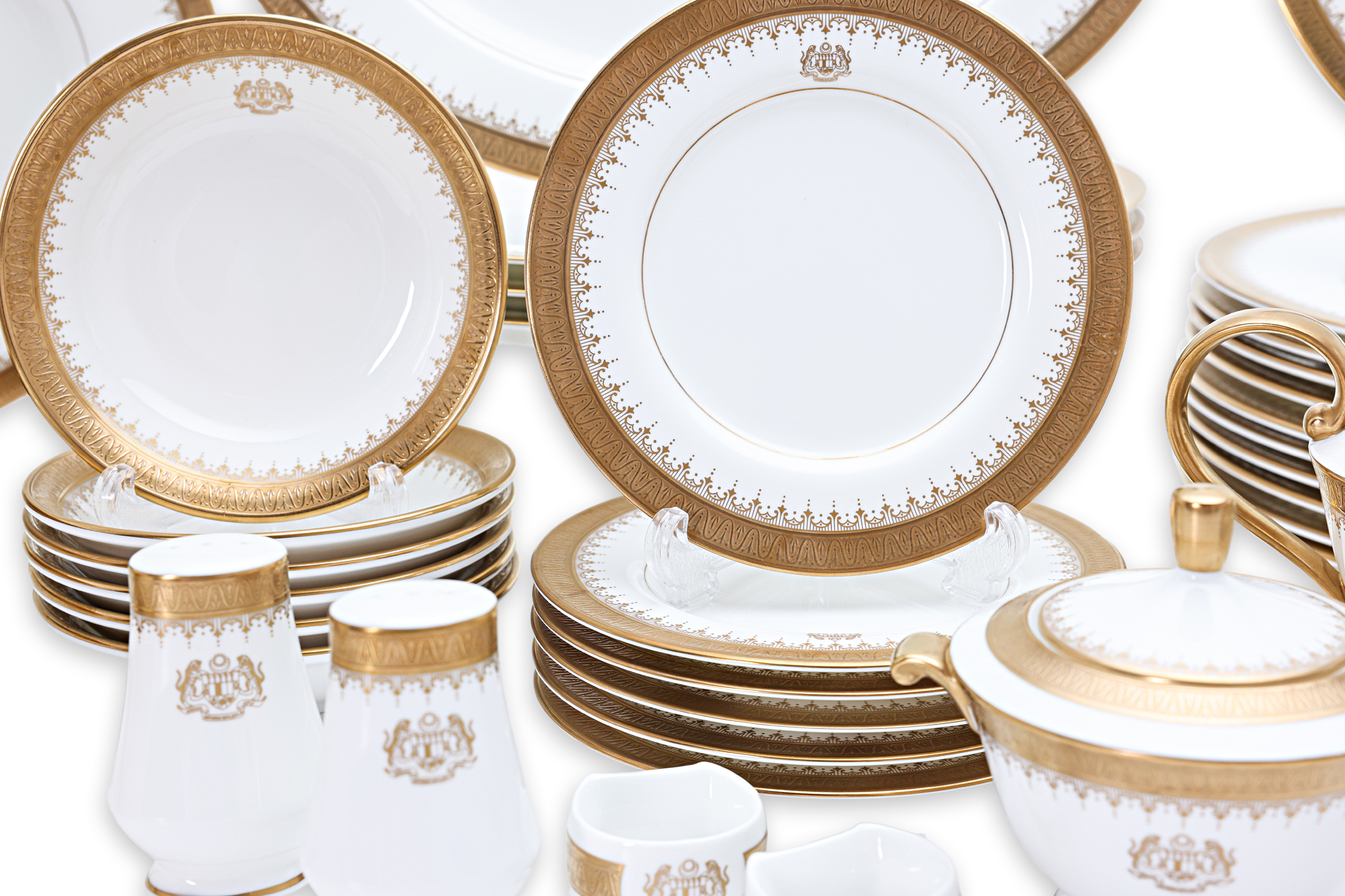 AN EXTENSIVE NARUMI 'GOLDEN COIN' PORCELAIN DINNER SERVICE - Image 4 of 5