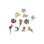 A GROUP OF 11 ASSORTED NOVELTY COSTUME BROOCHES