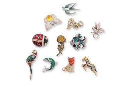A GROUP OF 11 ASSORTED NOVELTY COSTUME BROOCHES