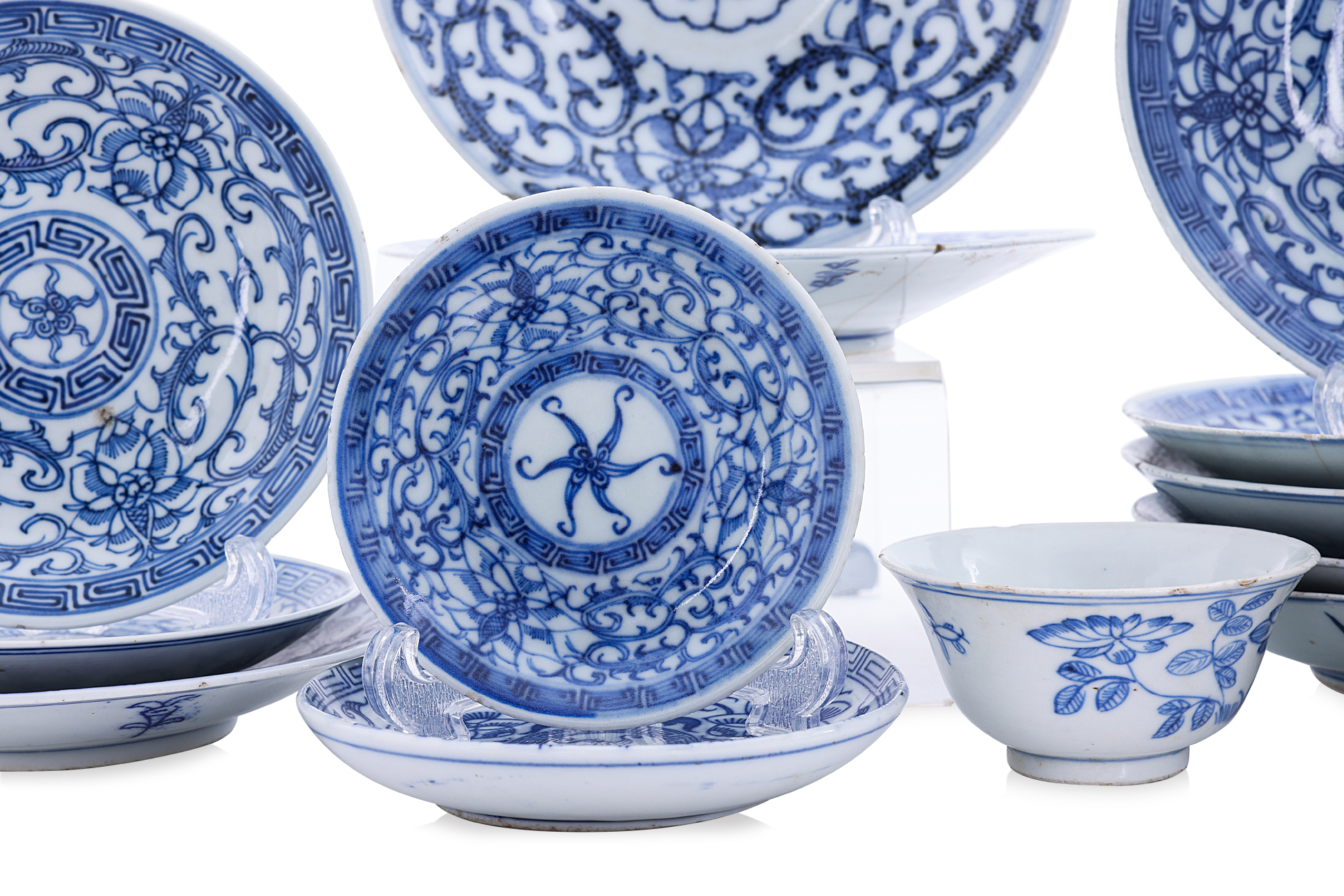 AN ASSORTED GROUP OF BLUE AND WHITE DISHES AND BOWLS - Image 4 of 4